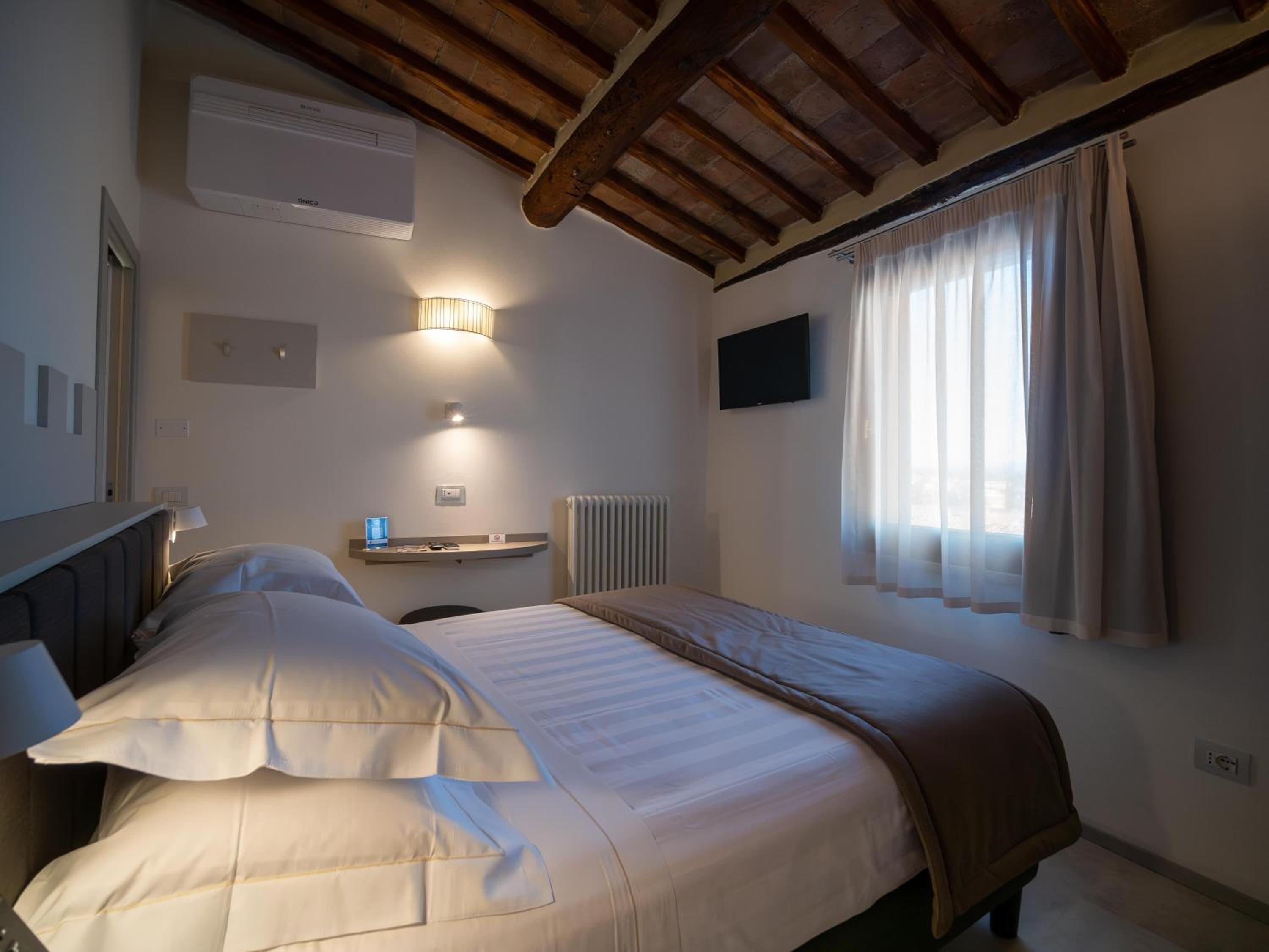 Double or Twin Room with City View - Photo 7