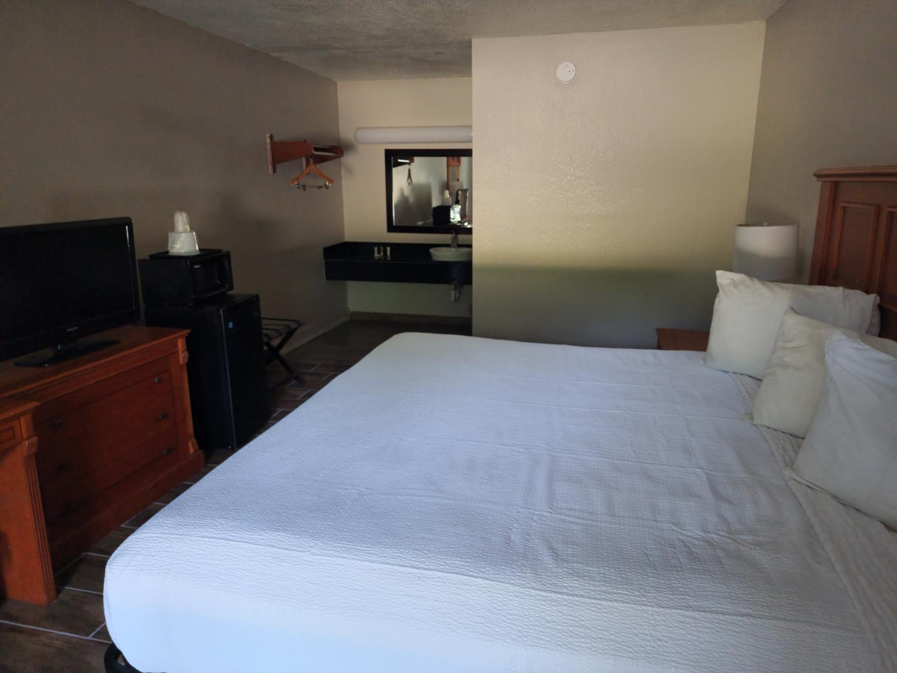 1 King Bed Non Smoking - Photo 12