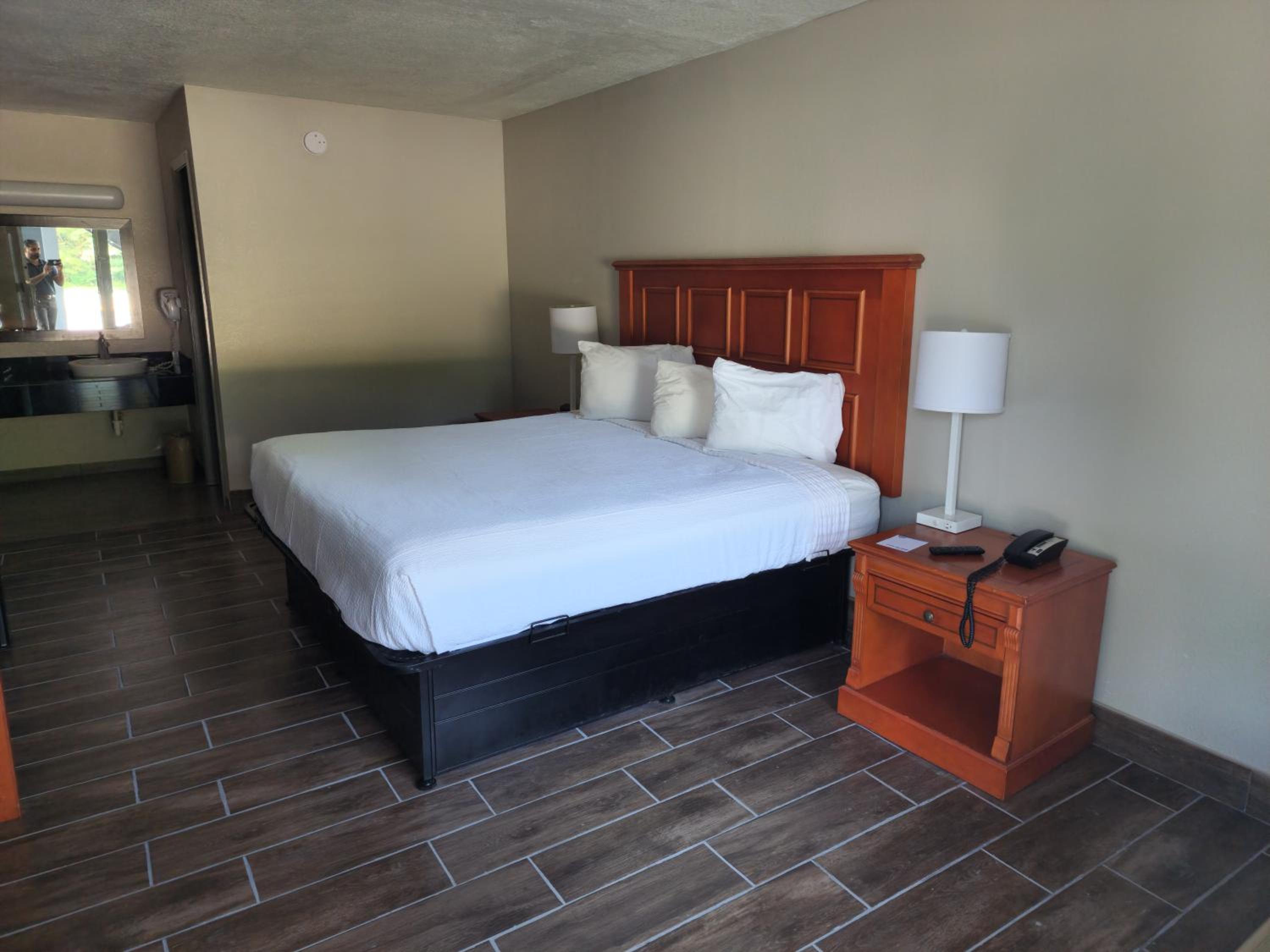 1 King Bed Non Smoking - Photo 9