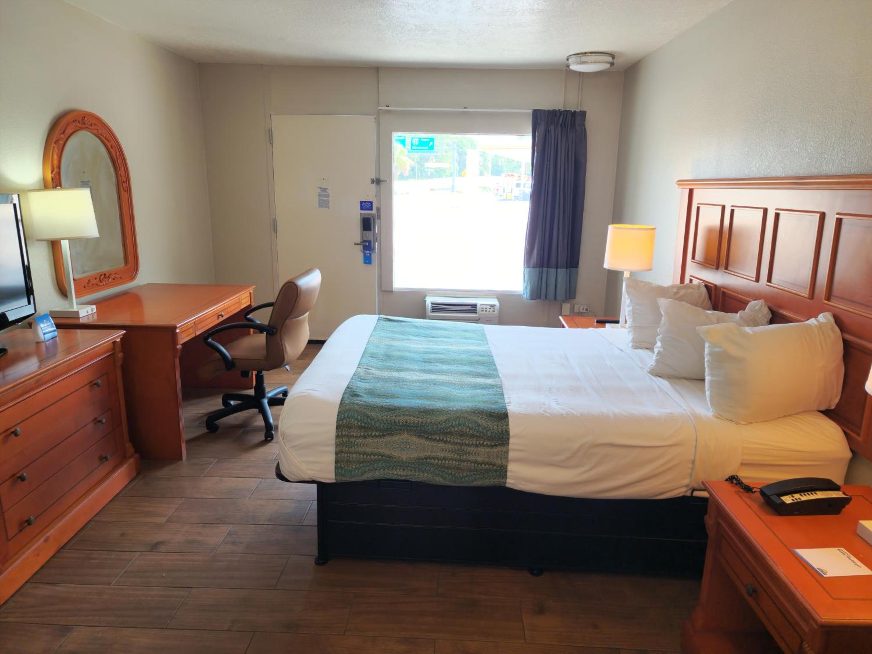 1 King Bed Non Smoking - Photo 8
