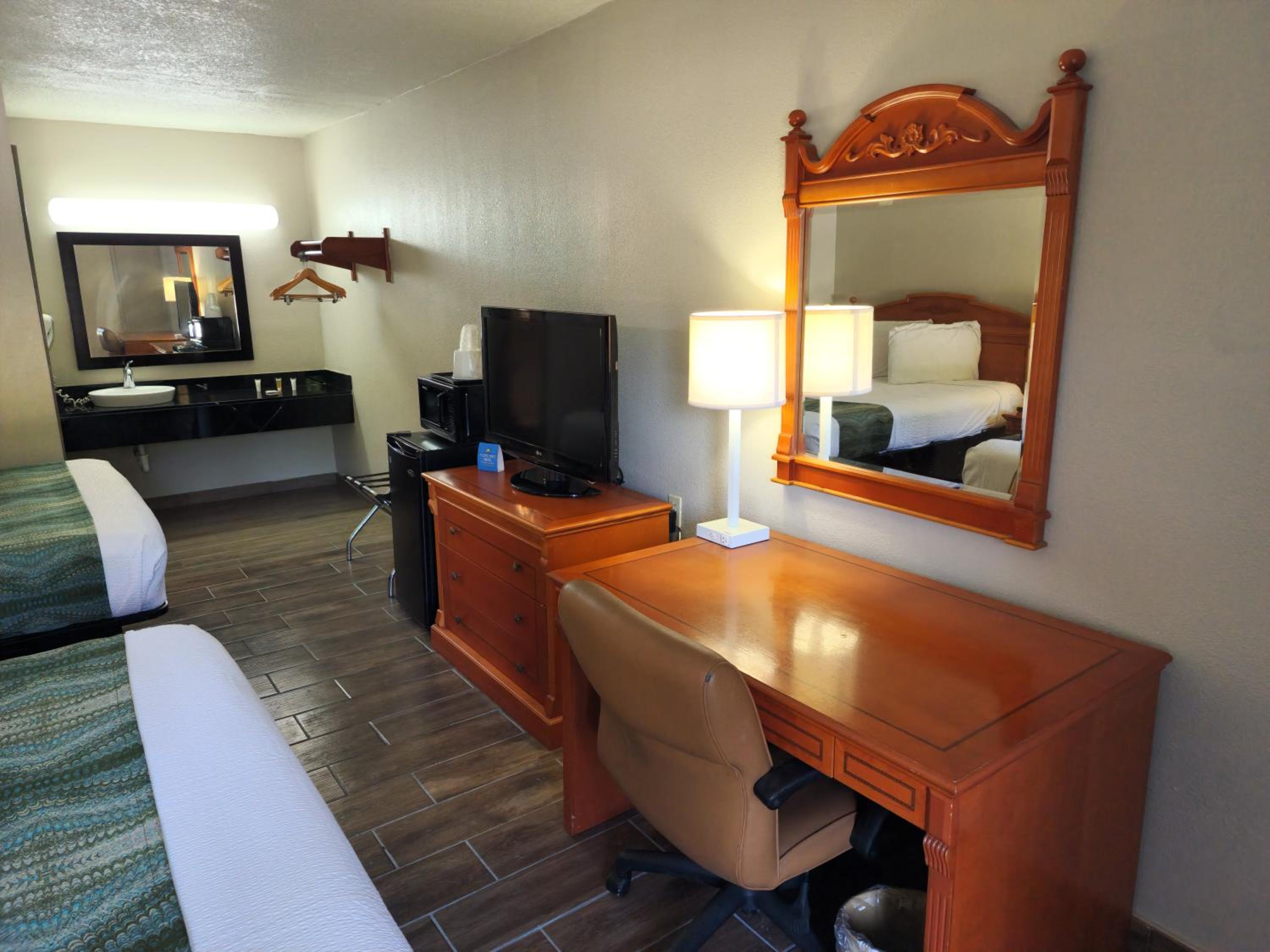 2 Queen Beds Non Smoking - Photo 8