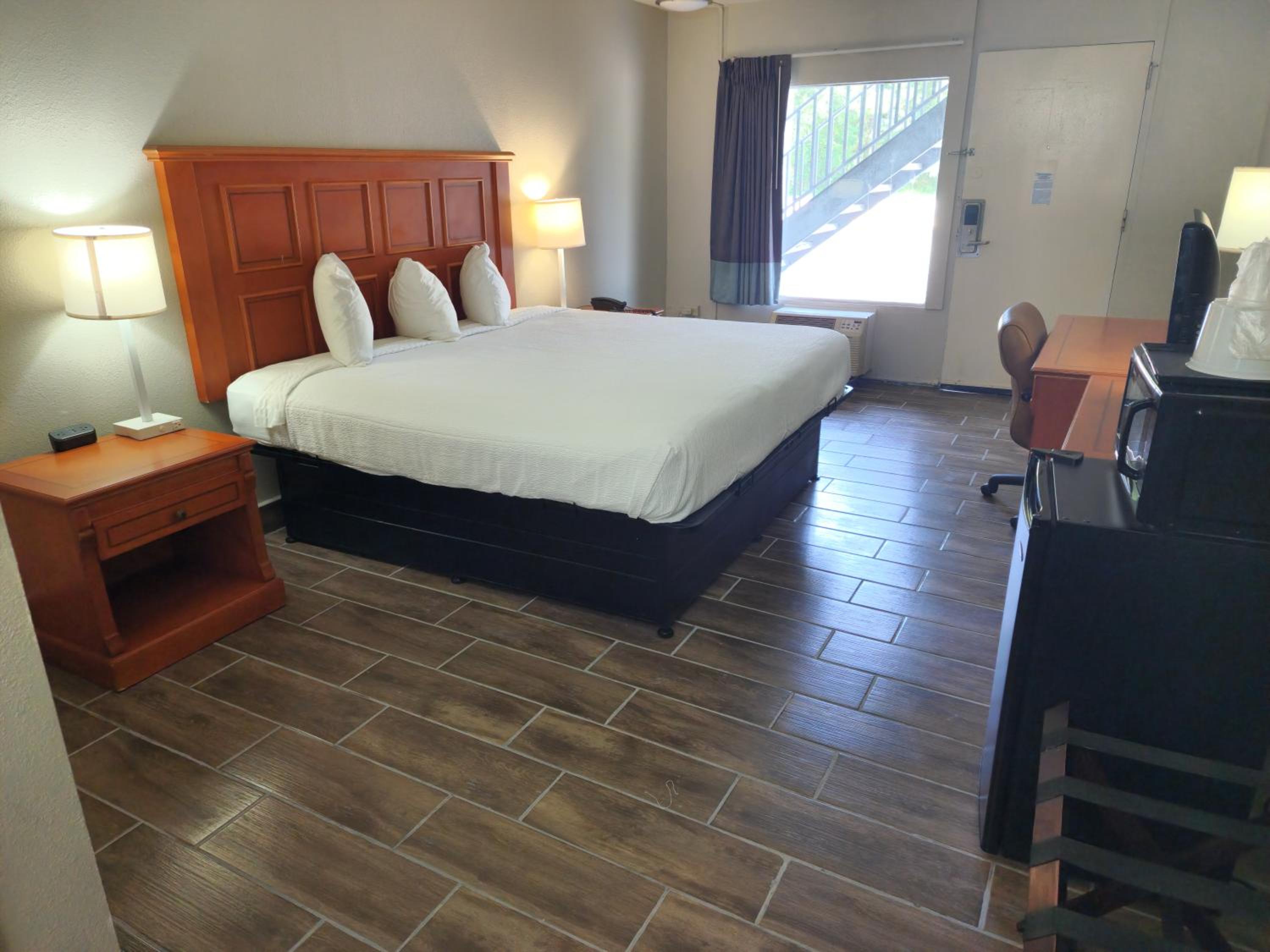 1 King Bed Non Smoking - Photo 4