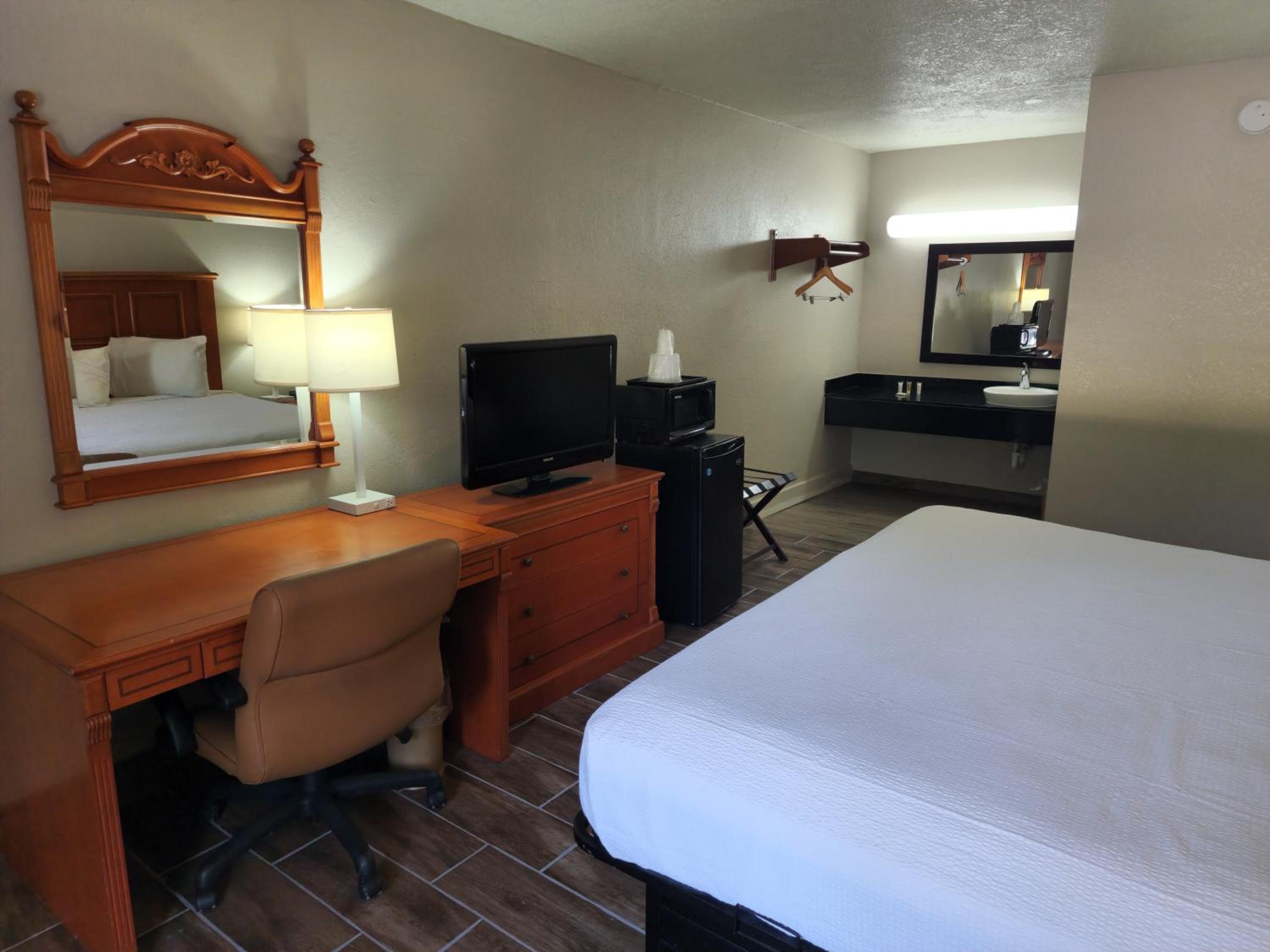 1 King Bed Non Smoking - Photo 3