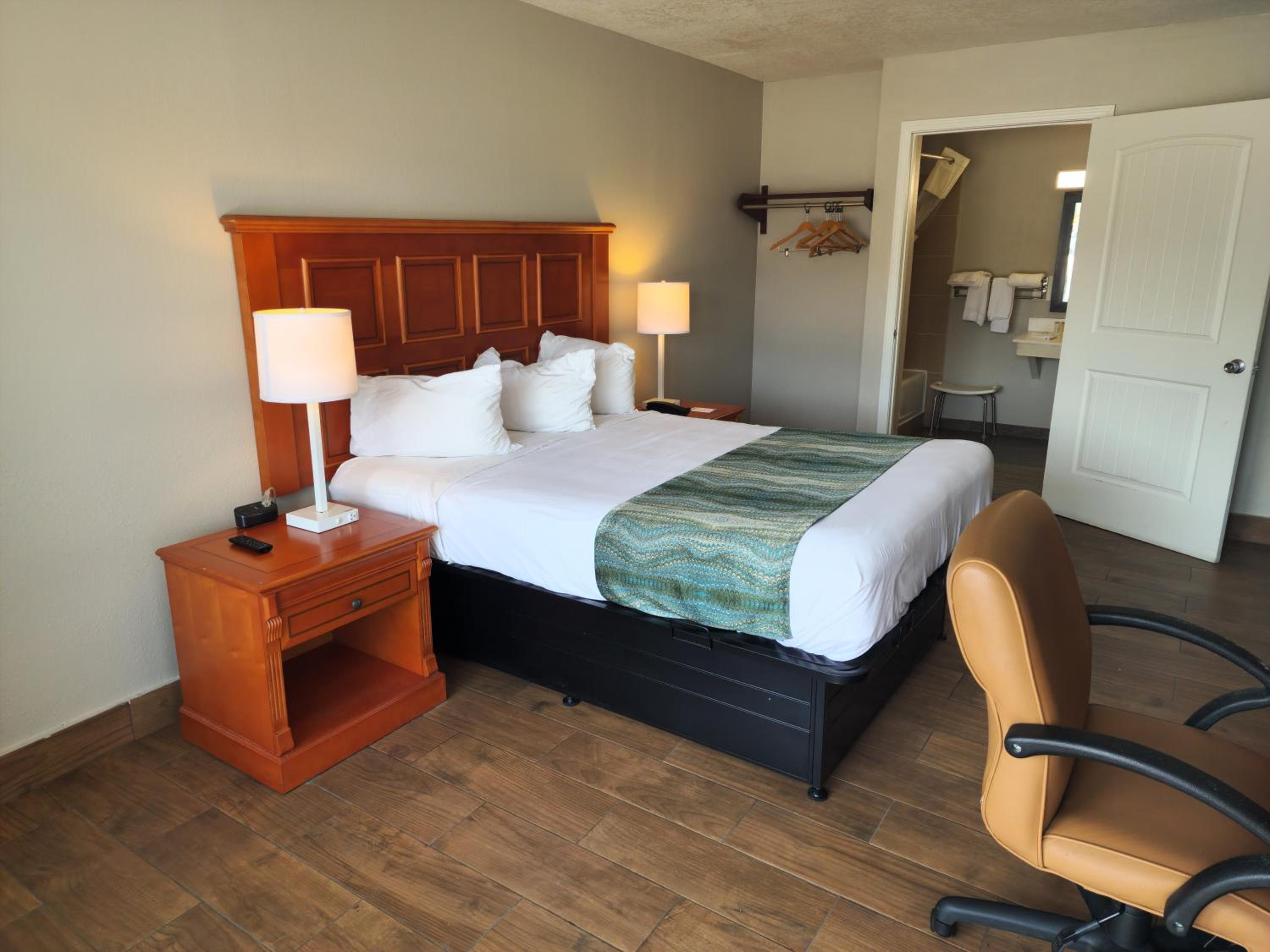 1 King Bed Non Smoking - Photo 2
