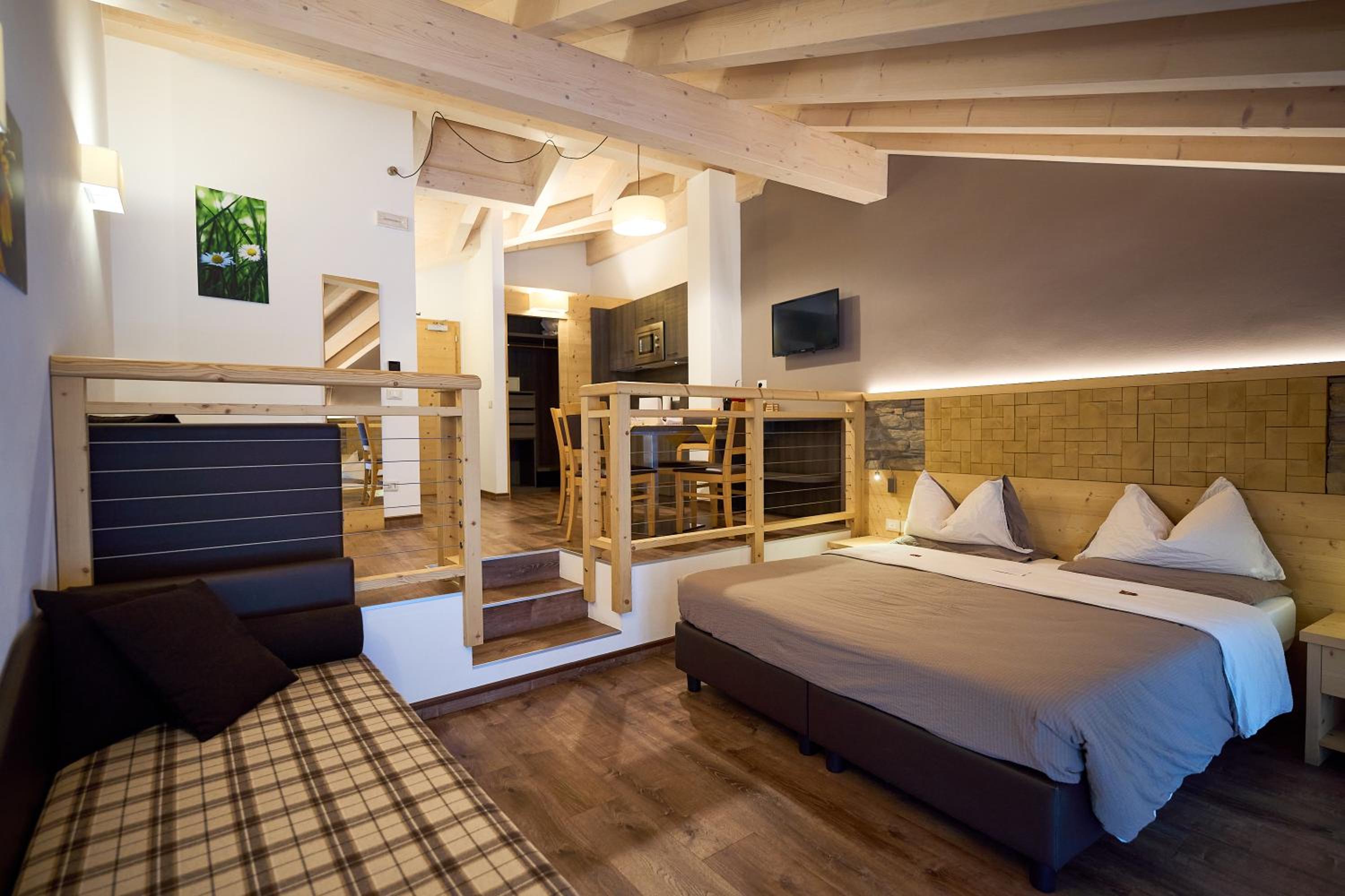 Family Suite with Balcony - Photo 4