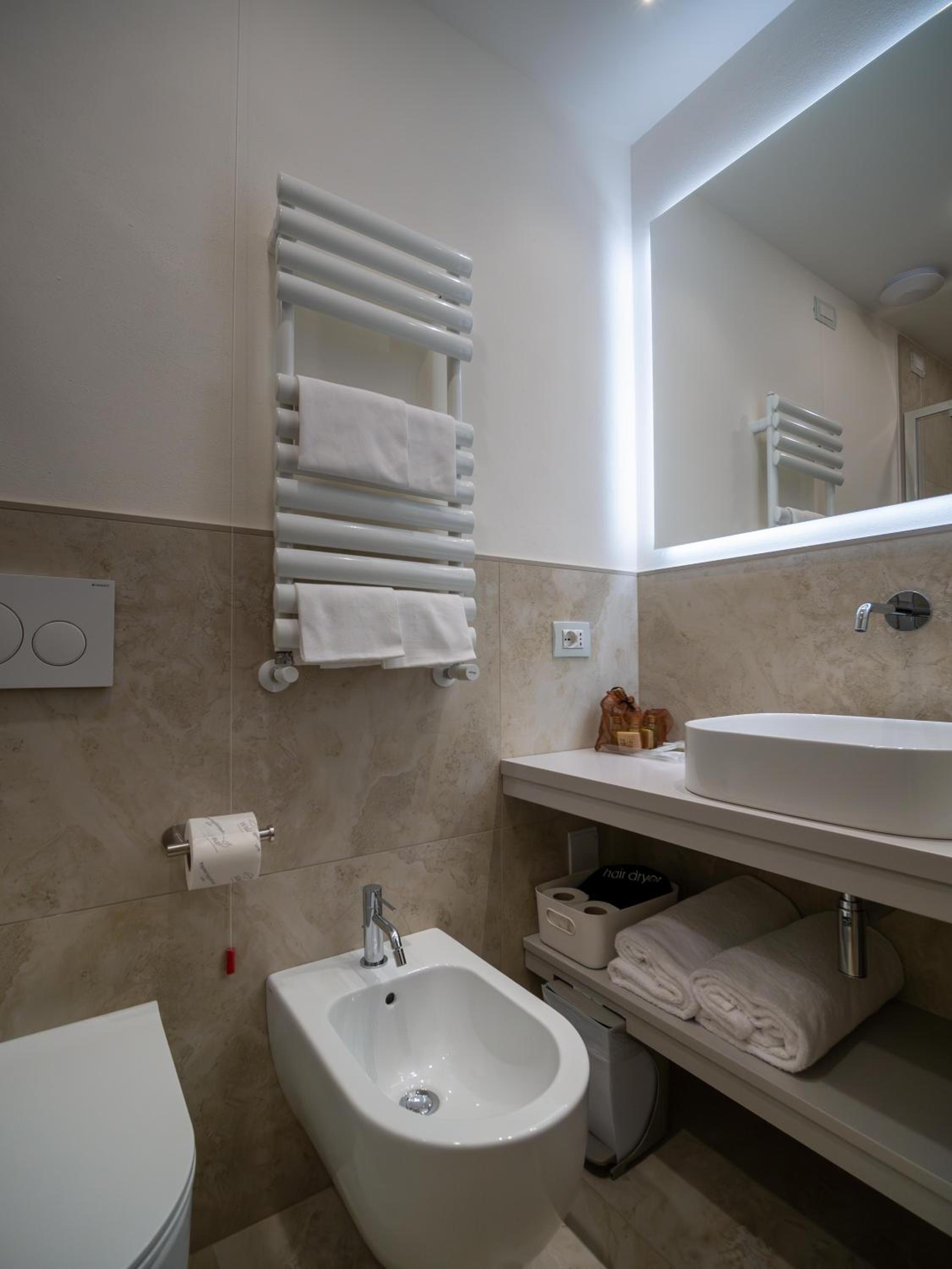 Double or Twin Room - Photo 8