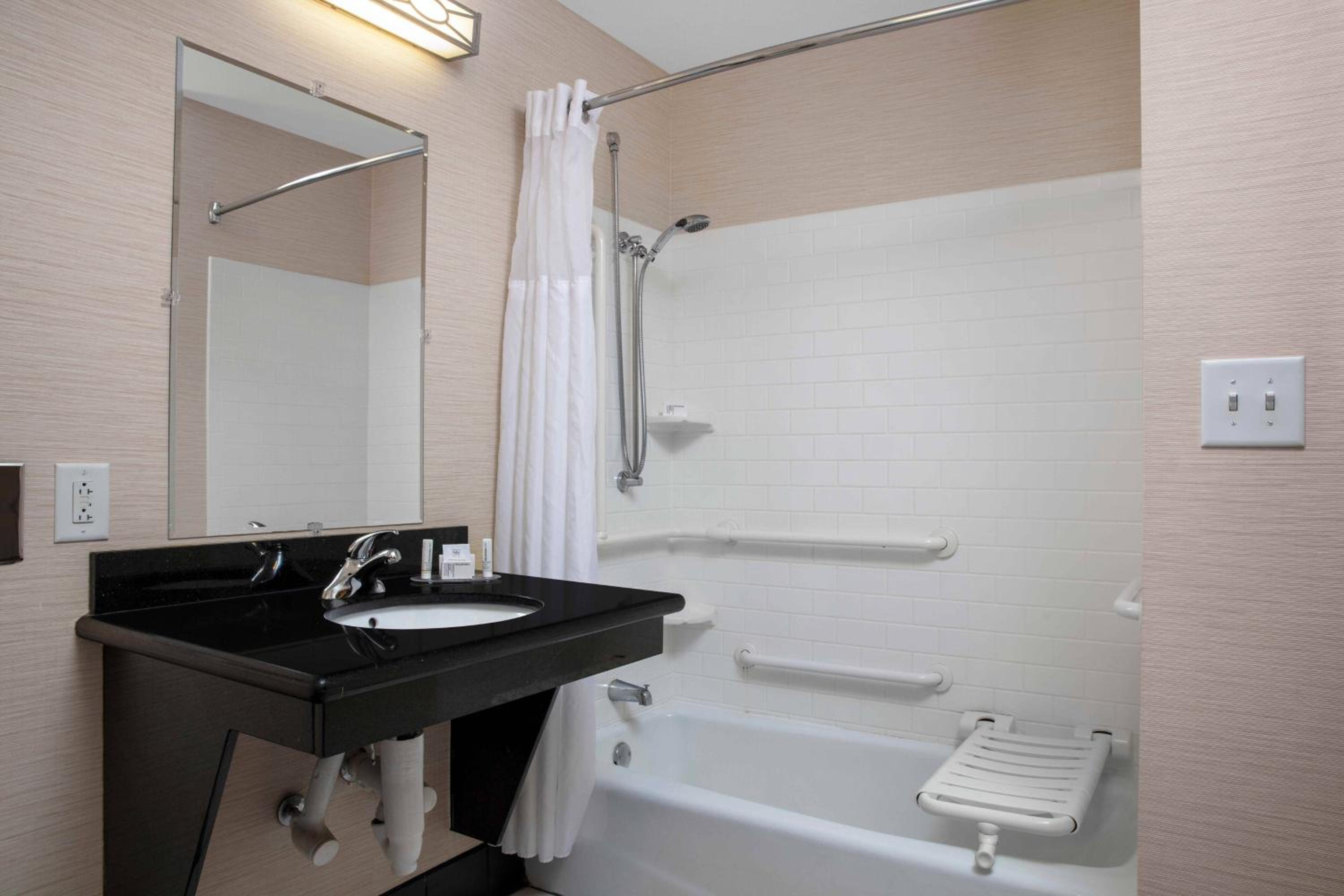 Double Room with Two Double Beds - Hearing Accessible  - Photo 3
