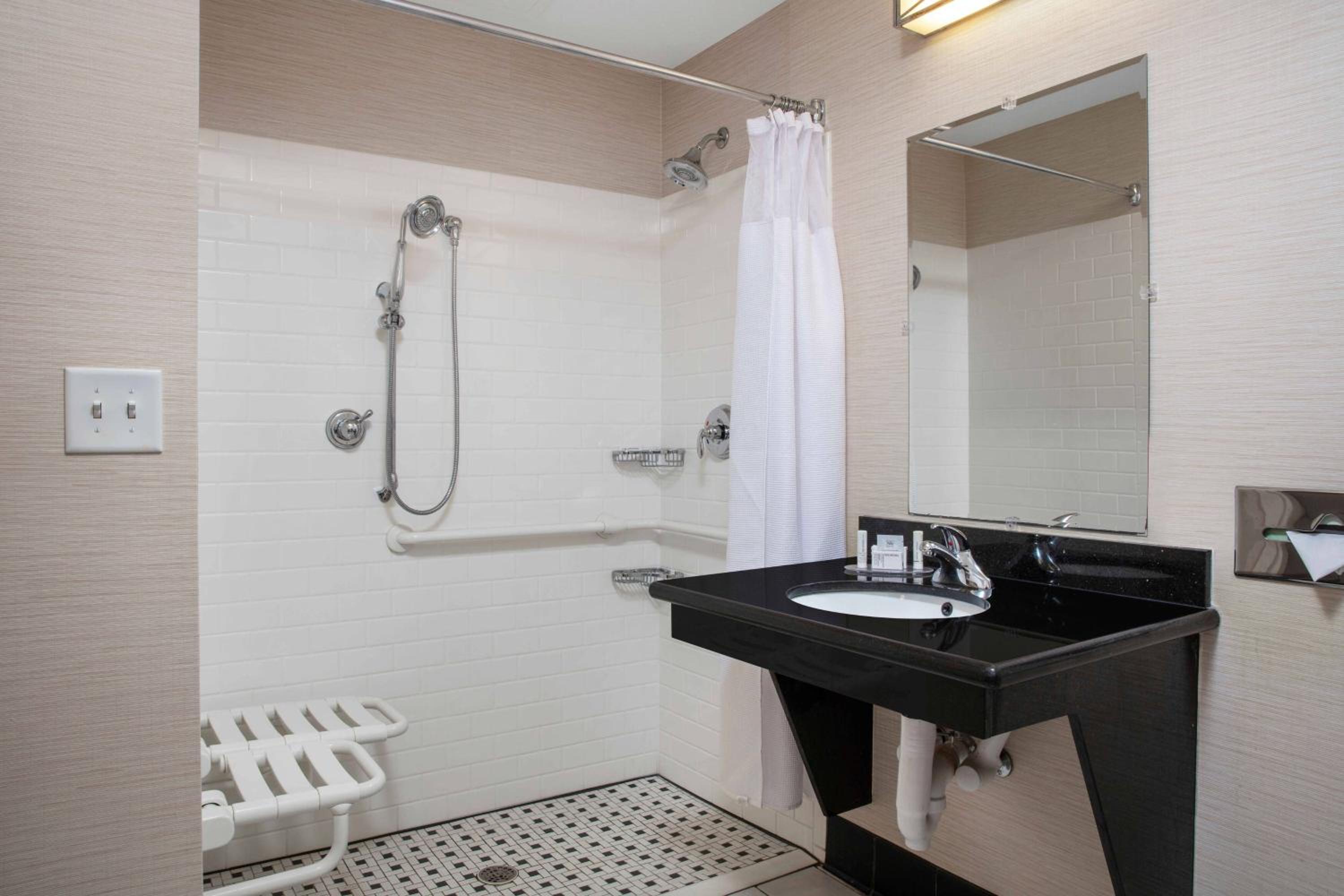 Double Room with Two Double Beds - Hearing Accessible  - Photo 4