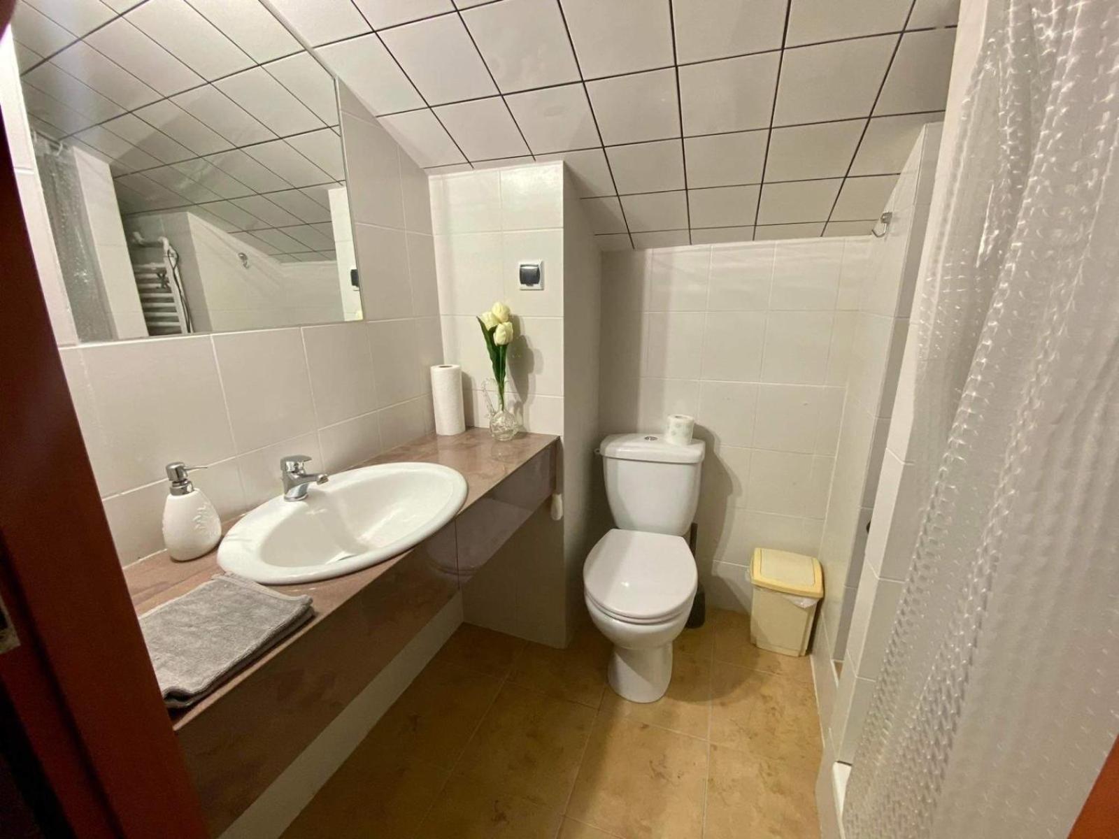 Standard Double or Twin Room - Photo 9