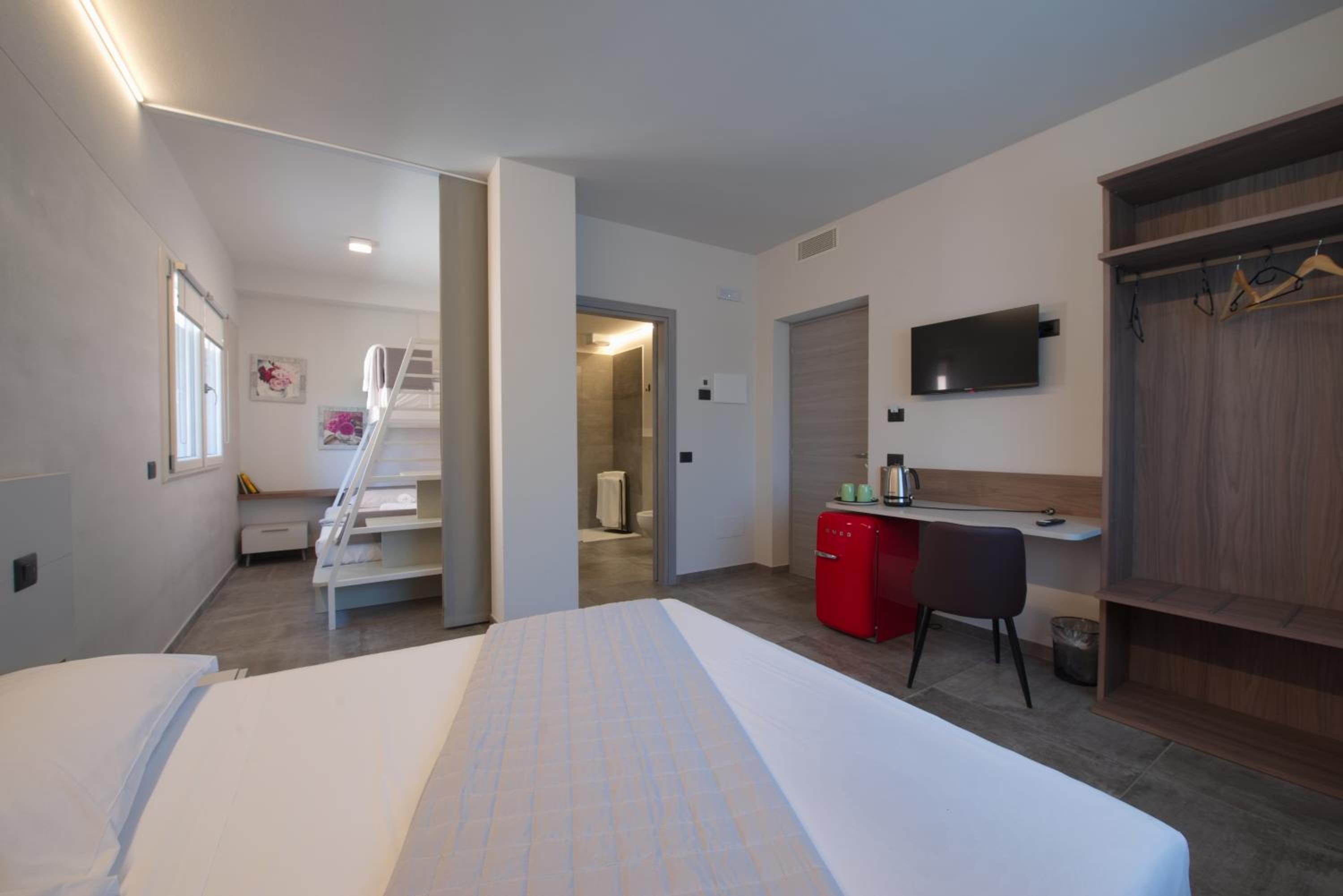 Quadruple Room with Private Bathroom photo 2