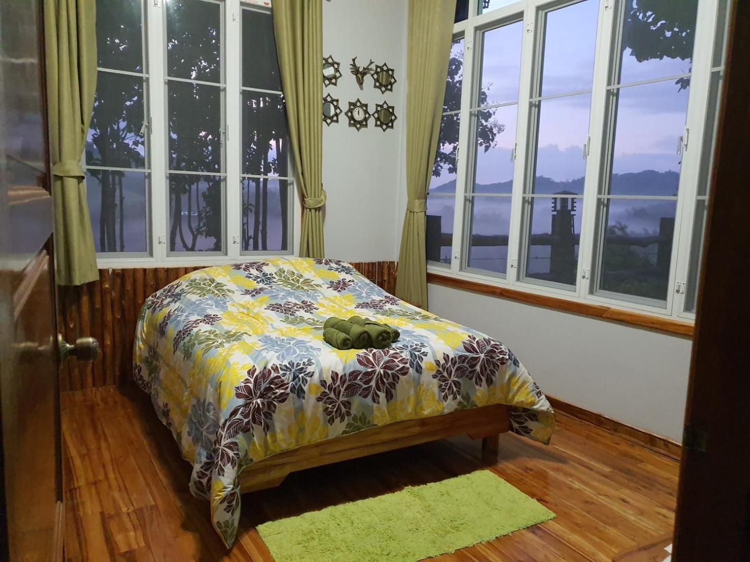 Family Room with Mountain View photo 1