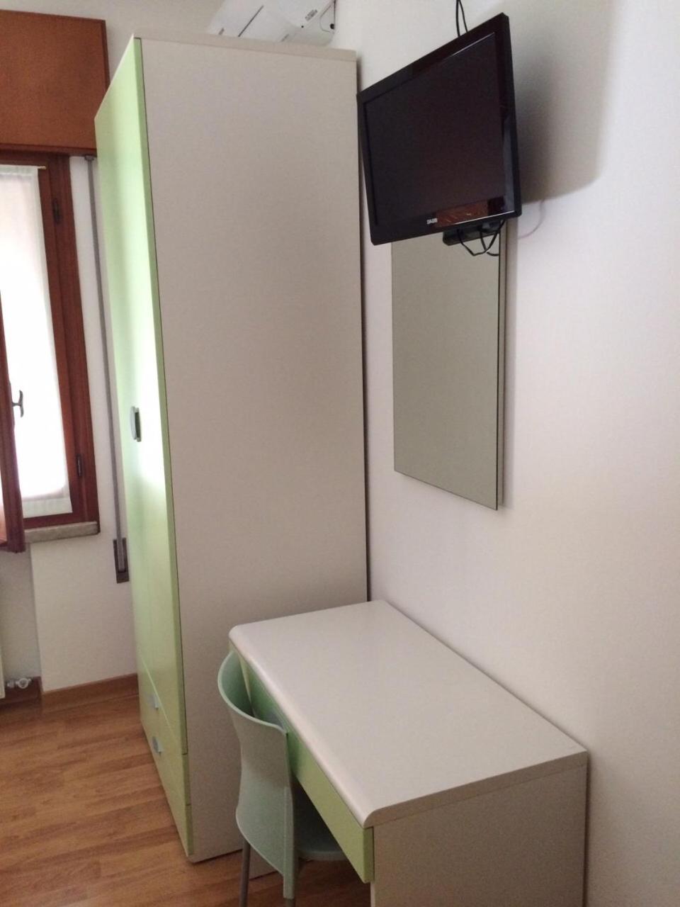 Single Room with Private Bathroom photo 1