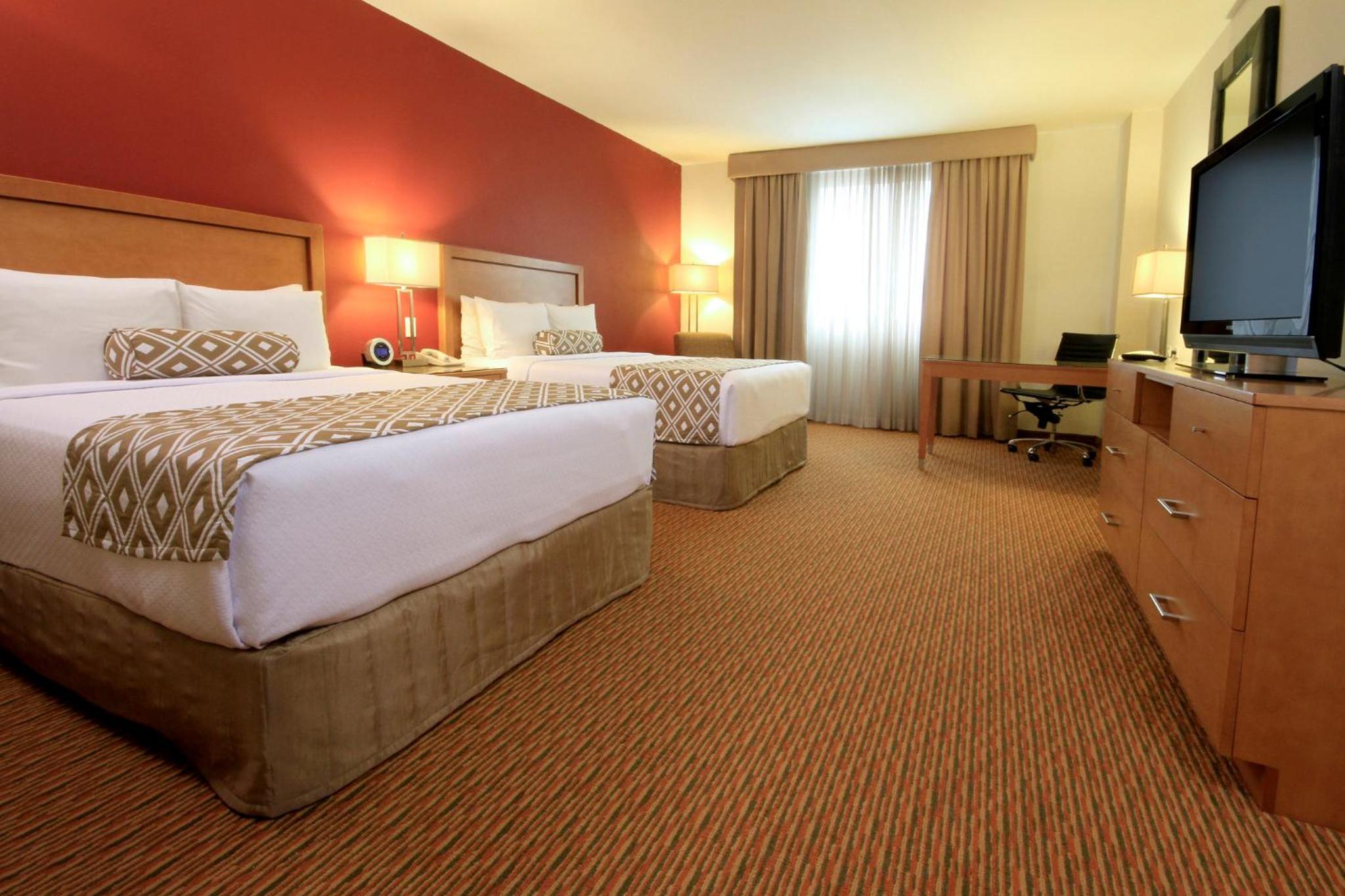 Standard Queen Room with Two Queen Beds - Photo 3
