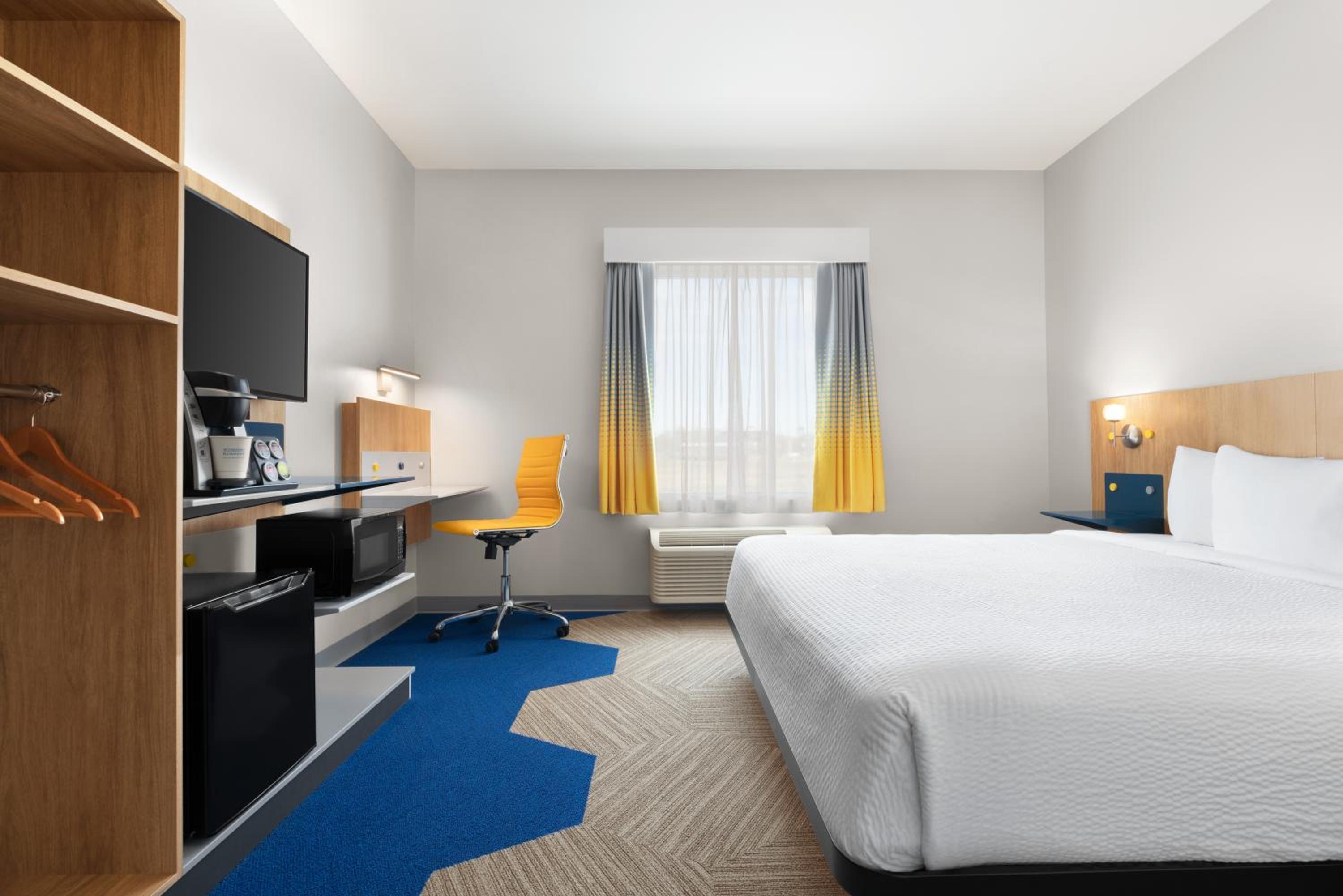 King Room with Roll-in Shower - Mobility Access/Non-Smoking photo 2