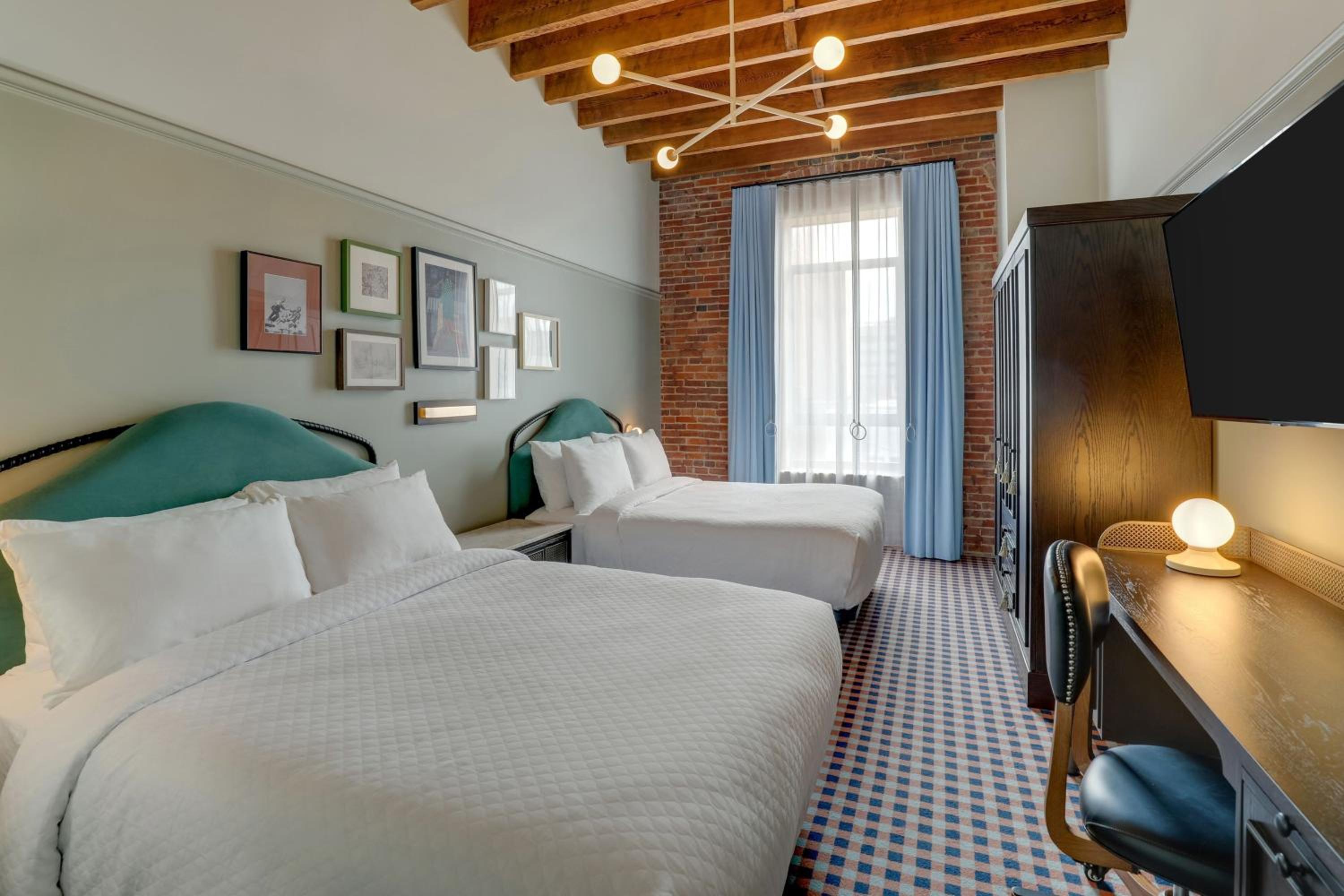 Standard Queen Room with Two Queen Beds - Photo 5