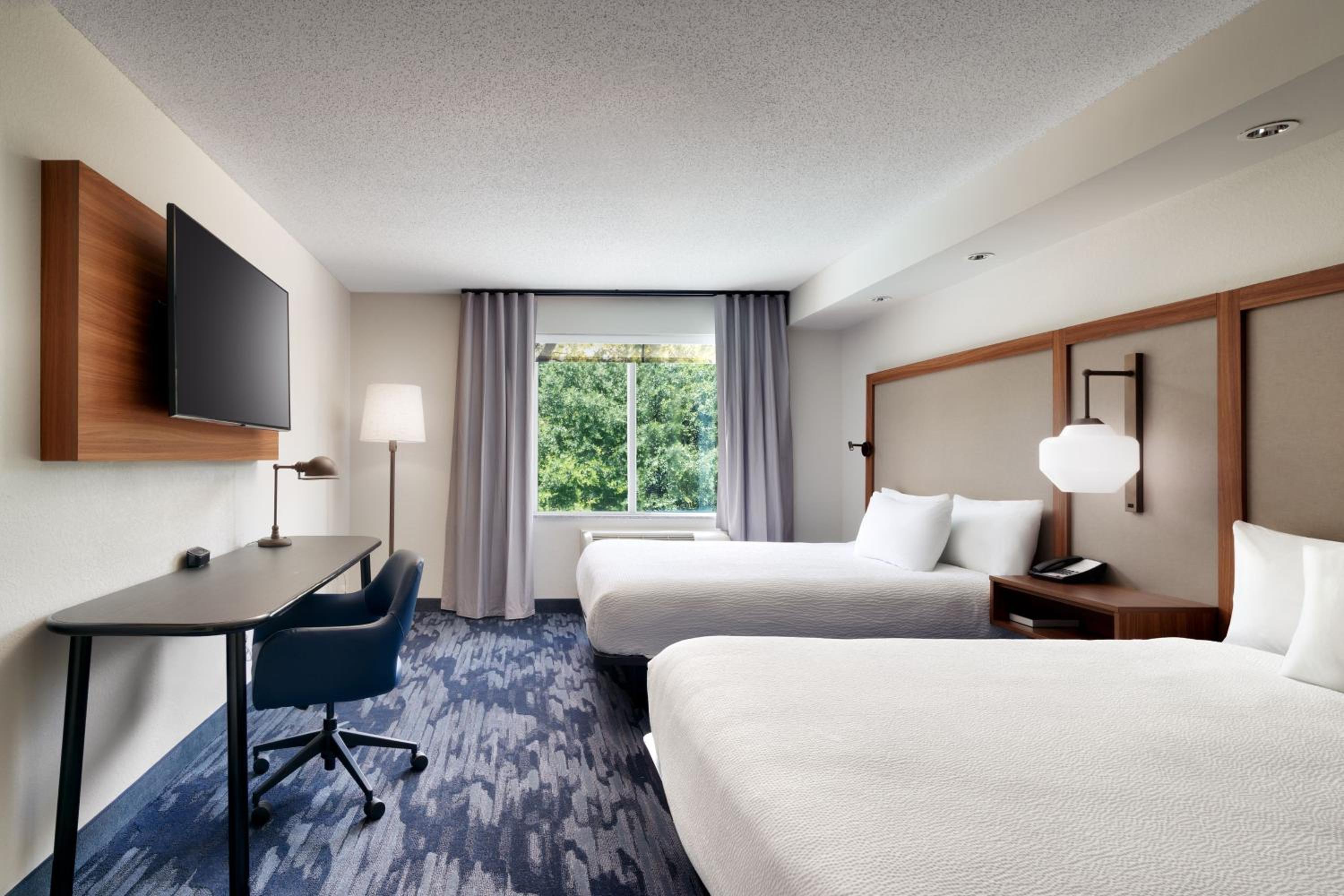 Queen Suite with Two Queen Beds and Sofa Bed - Photo 3