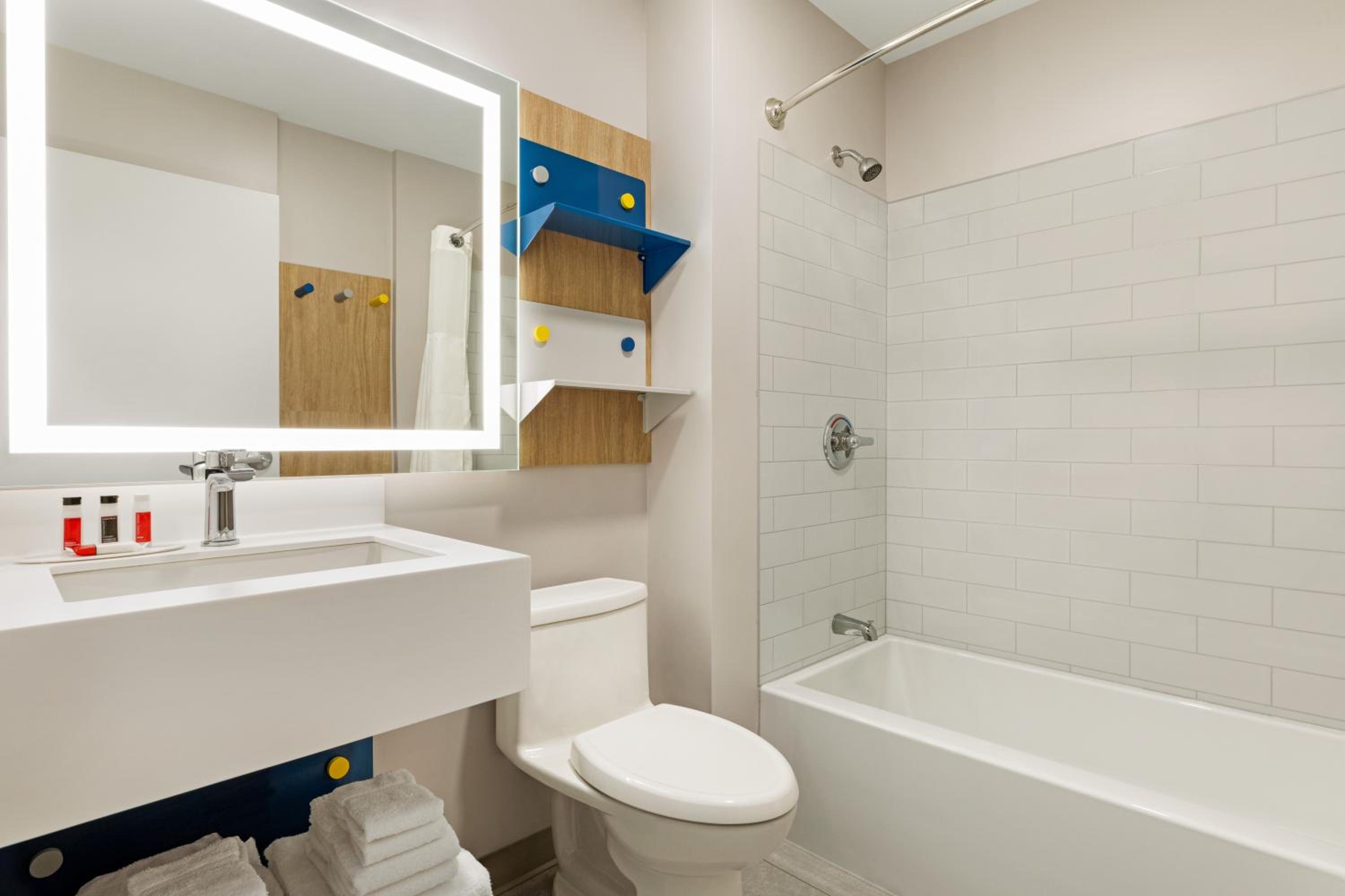 Studio Queen Suite with Bathtub - Non-Smoking  photo 2
