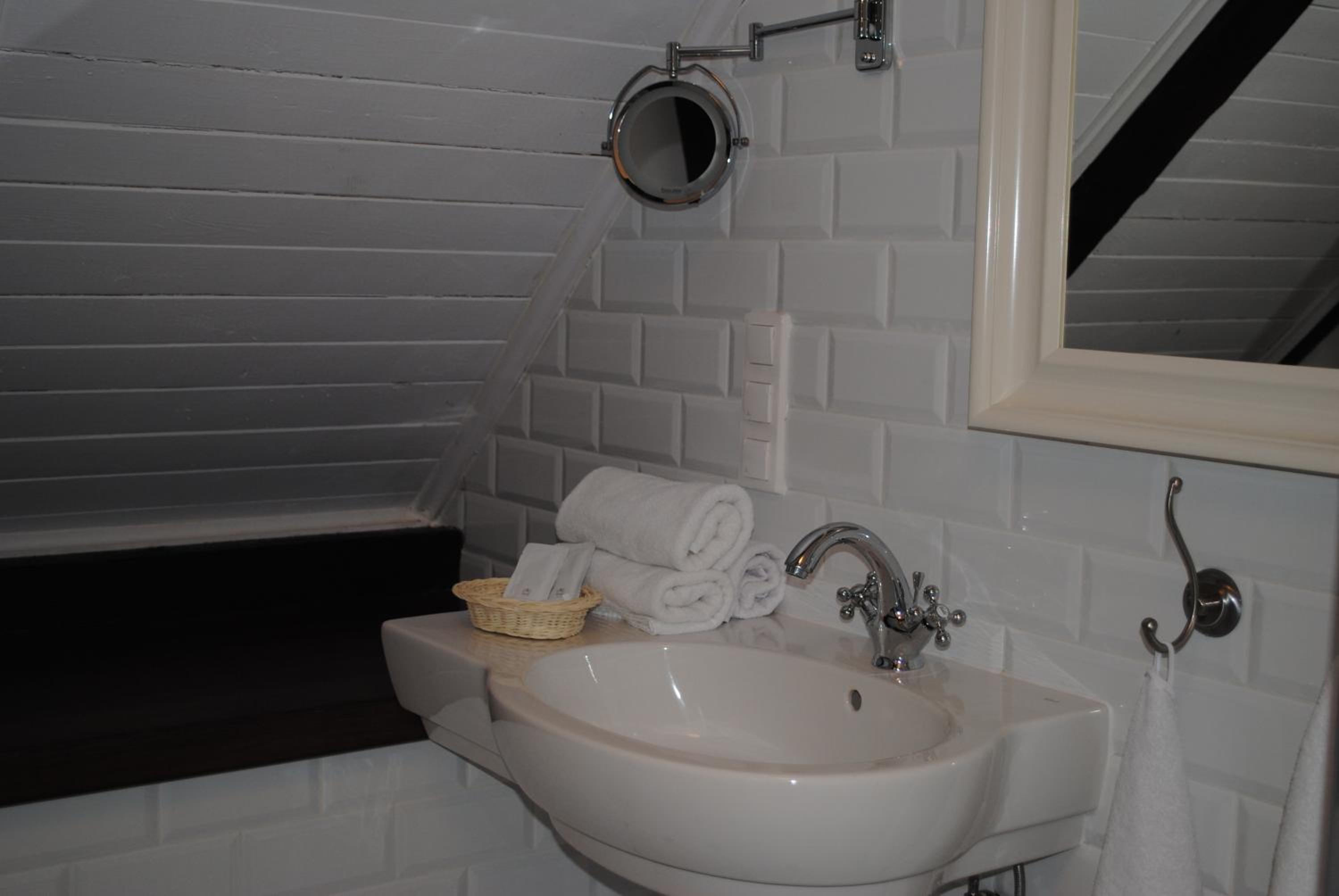 Apartment with Lake View - Photo 10