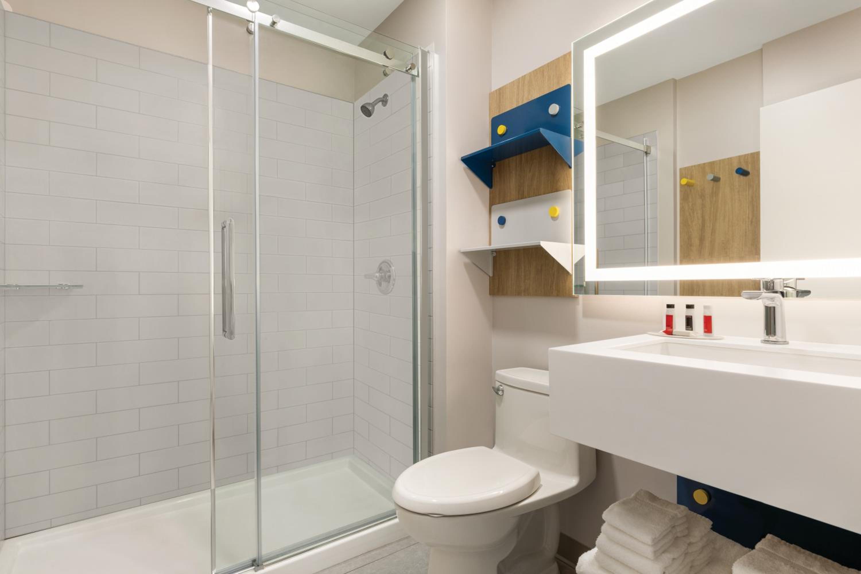 Queen Room with Two Queen Beds and Shower, Non-Smoking photo 2