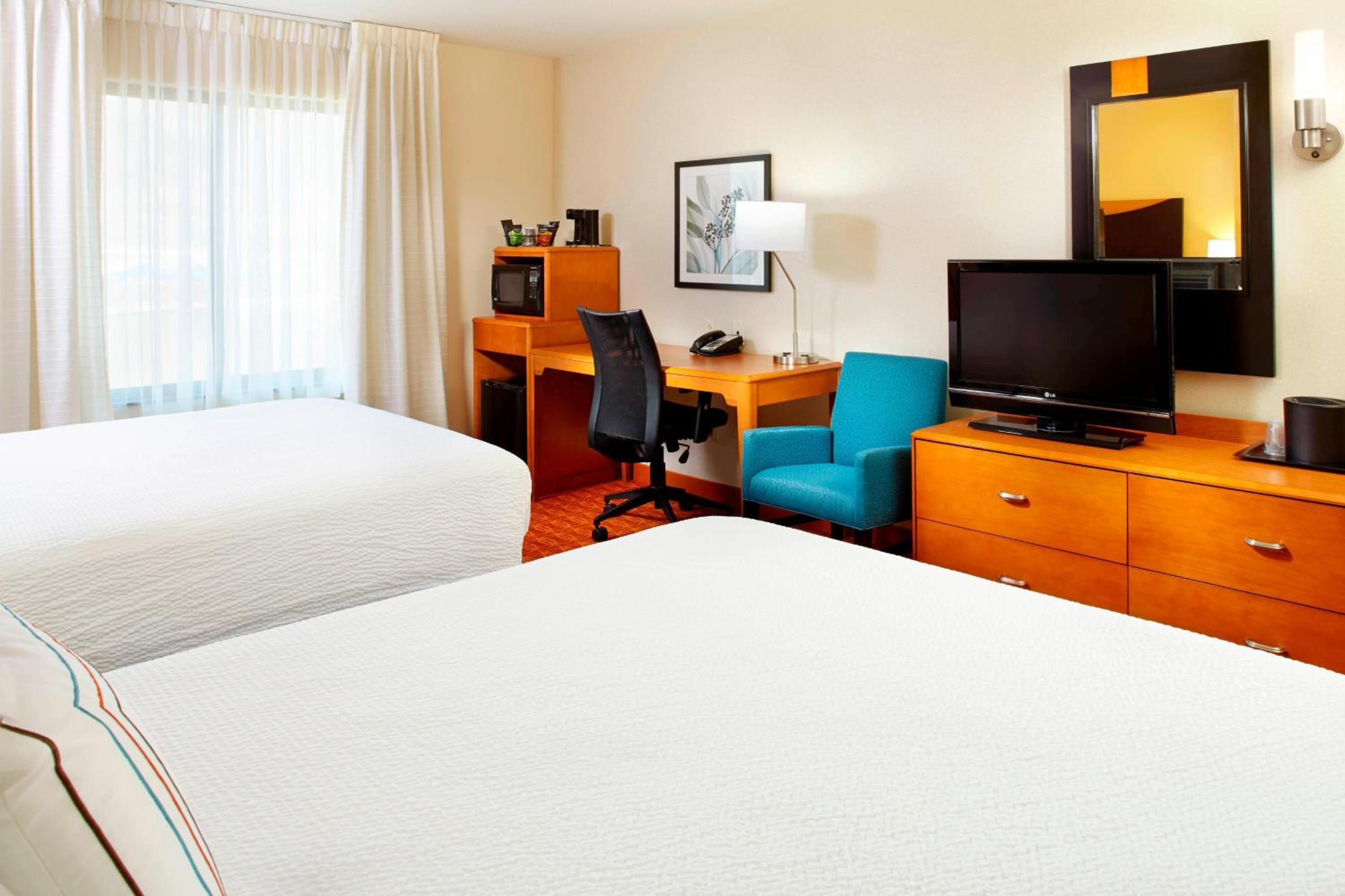Queen Room with Two Queen Beds - Photo 2