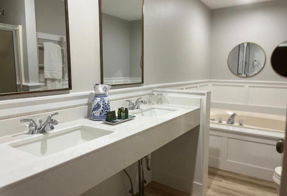 Deluxe Suite with Spa Bath - Photo 9