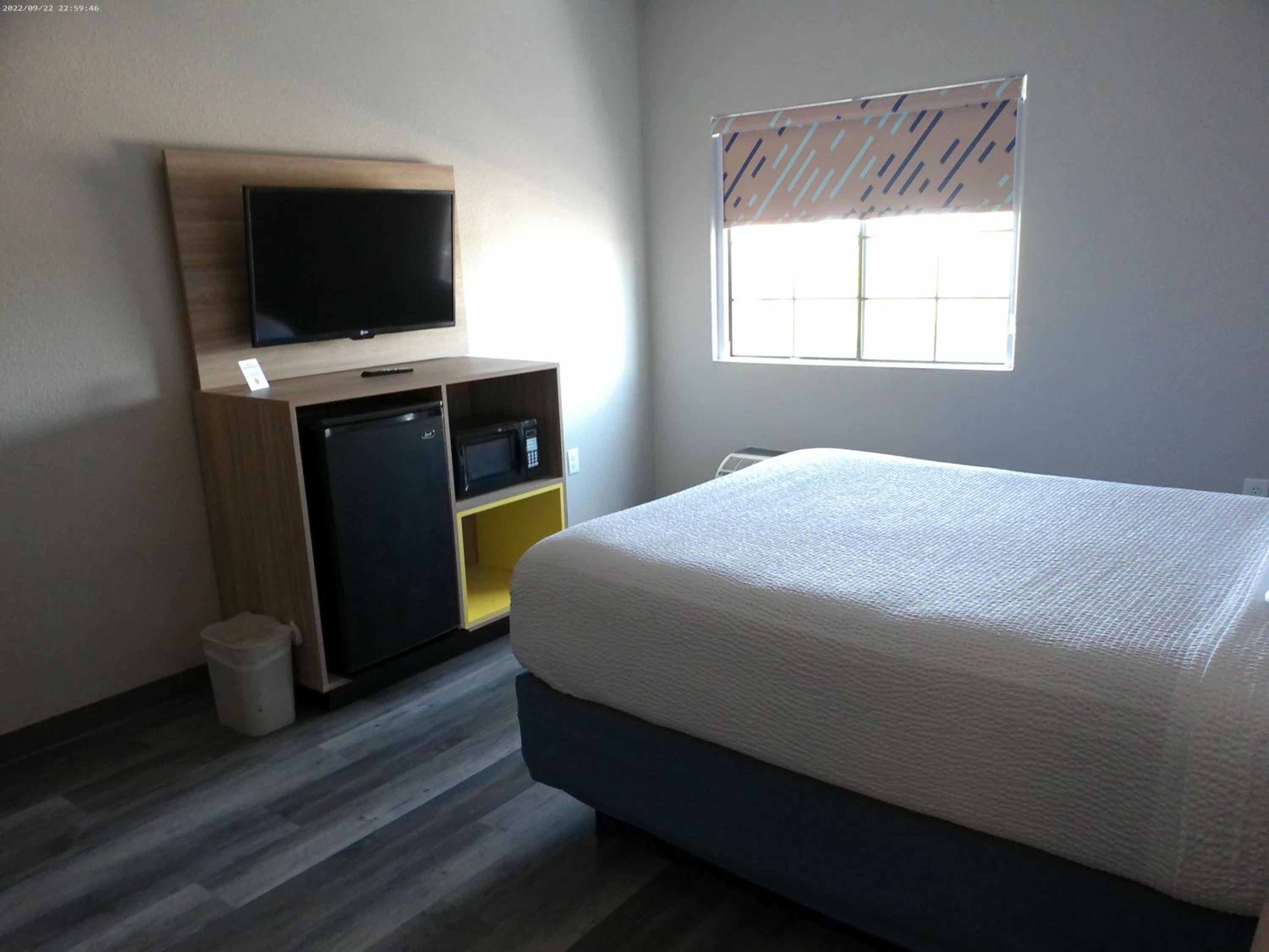 Suite One Bedroom with Three Queen Beds - Non-Smoking - Photo 11