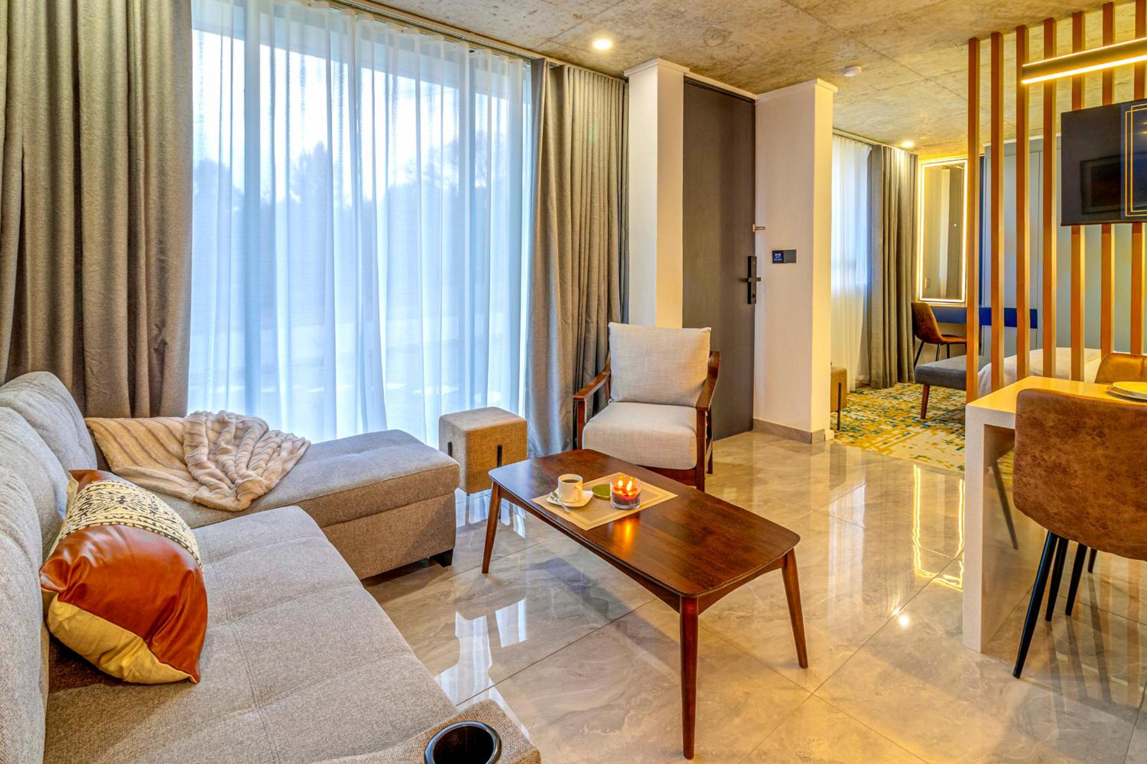 Deluxe Suite - Photo 10