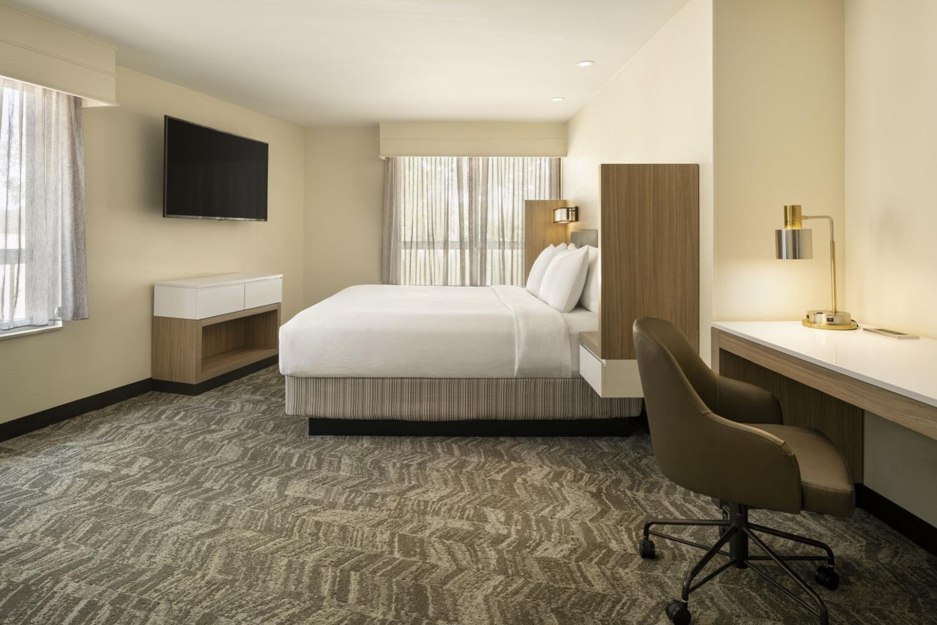 One-Bedroom King Suite with Peloton photo 2