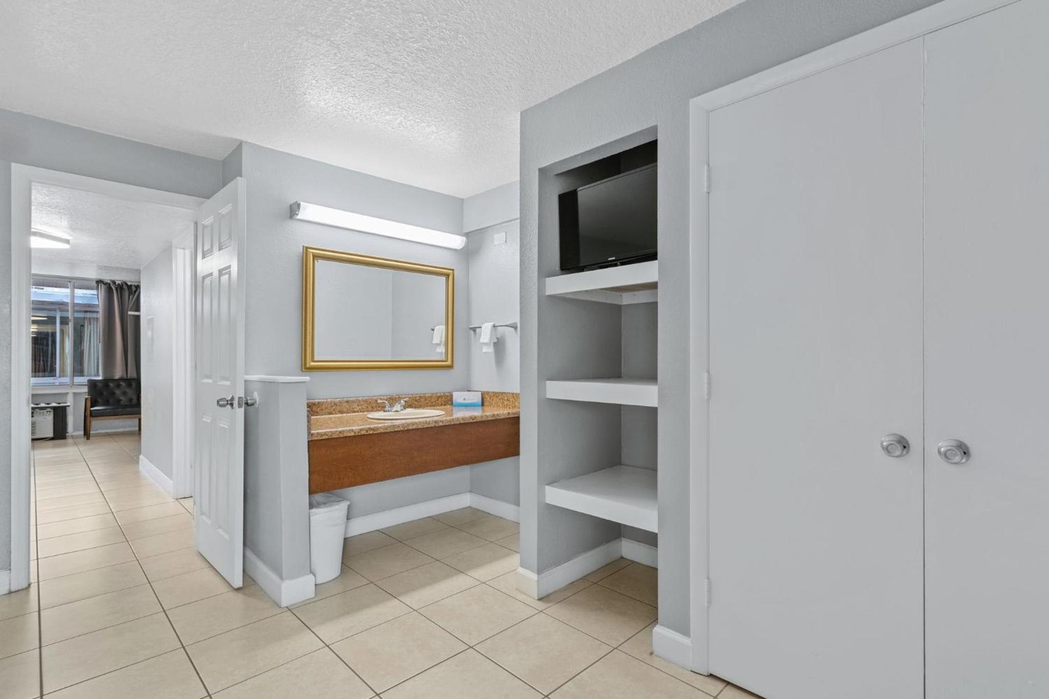 Unrenovated One-Bedroom Villa photo 2