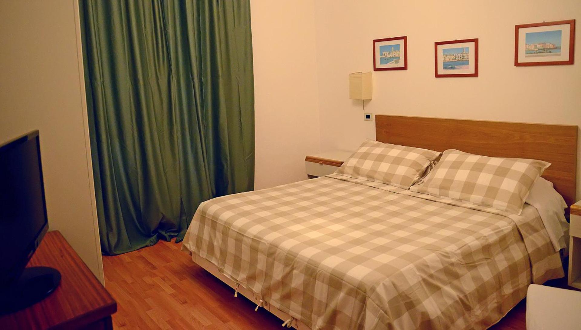 Economy Triple Room photo 2
