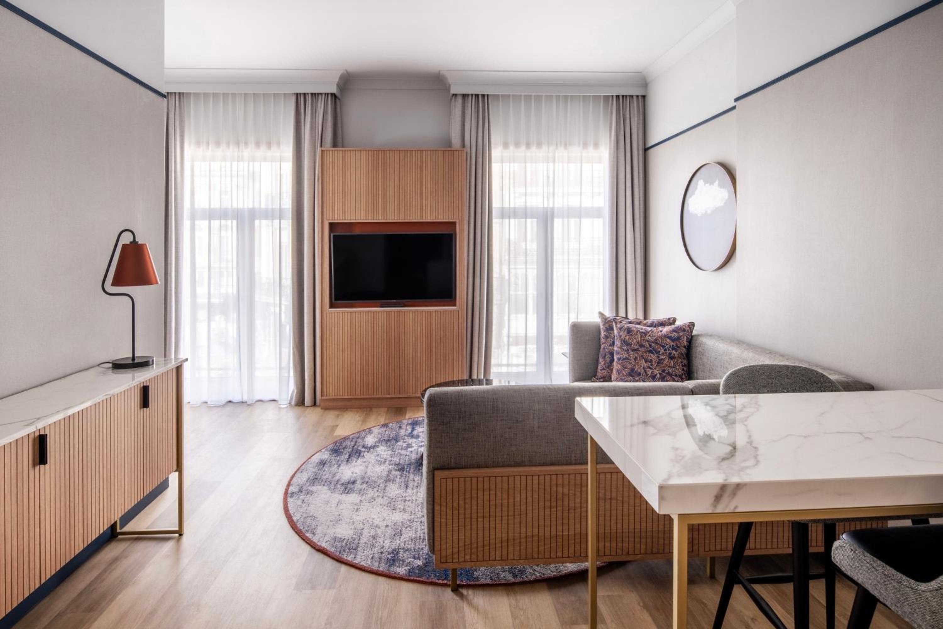 Signature Suite - Club Lounge Access thumbnail 5
