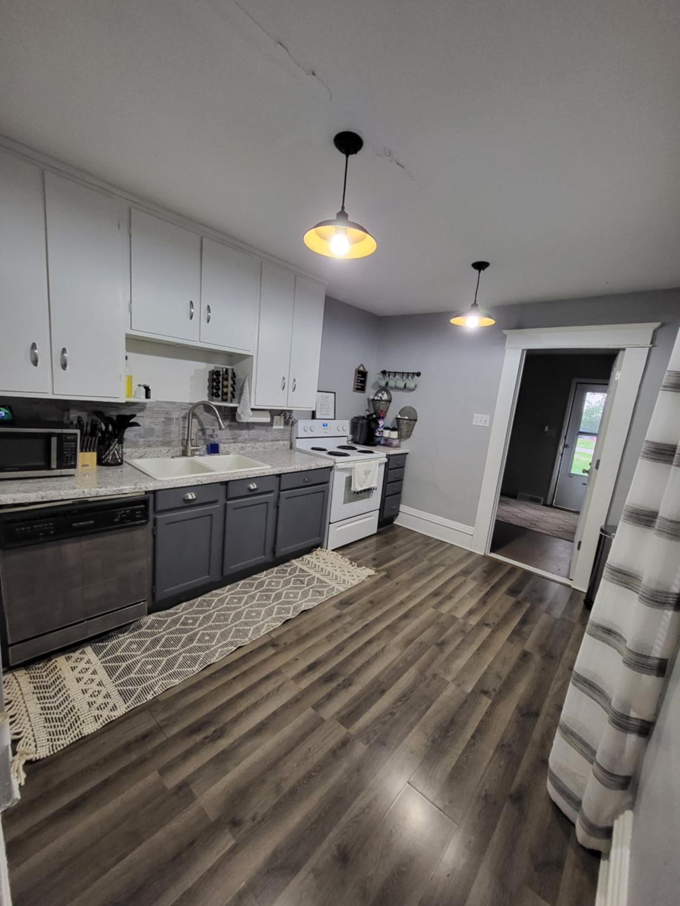 Five-Bedroom House photo 2