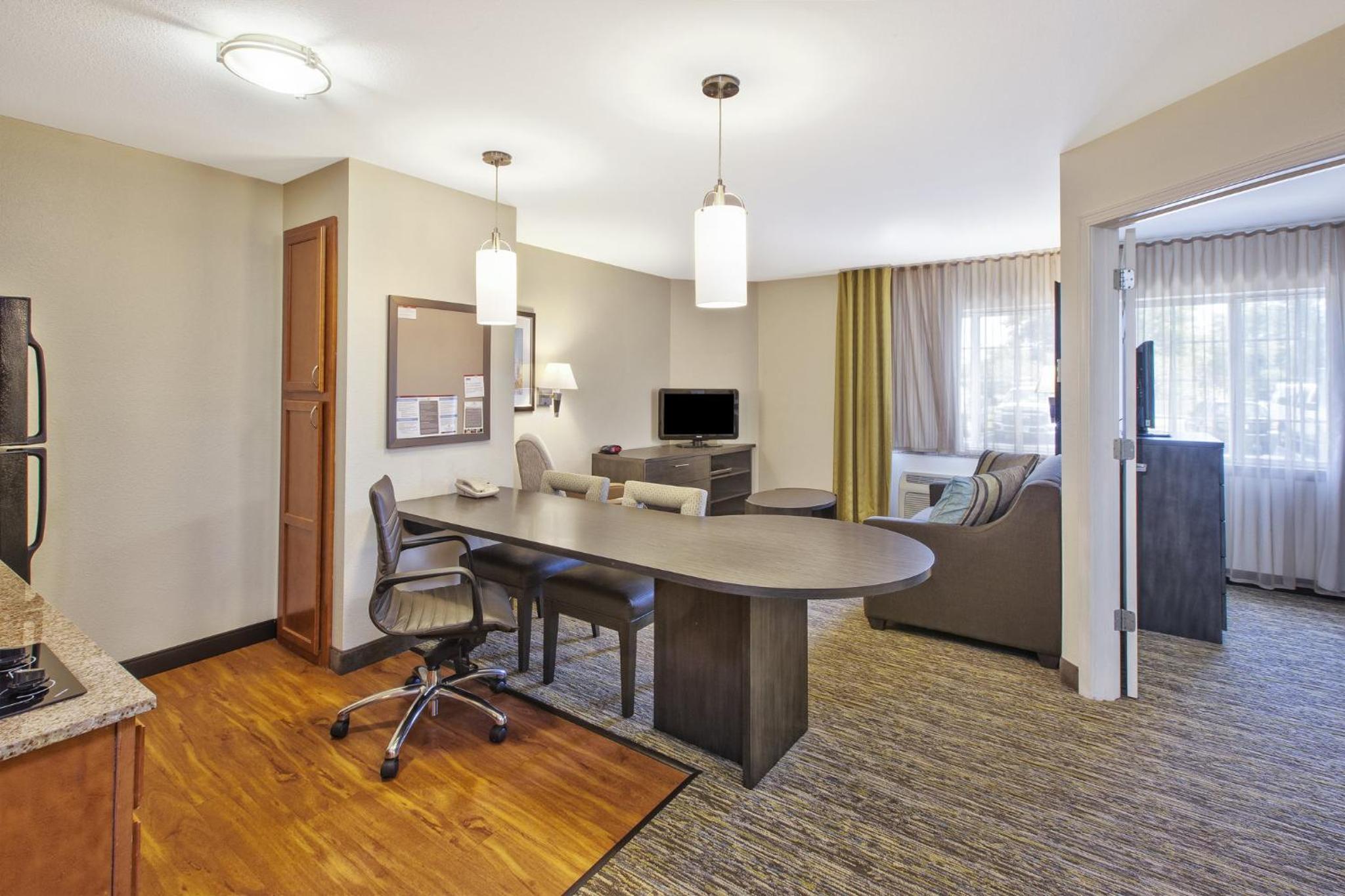 One-Bedroom Queen Suite - Photo 6