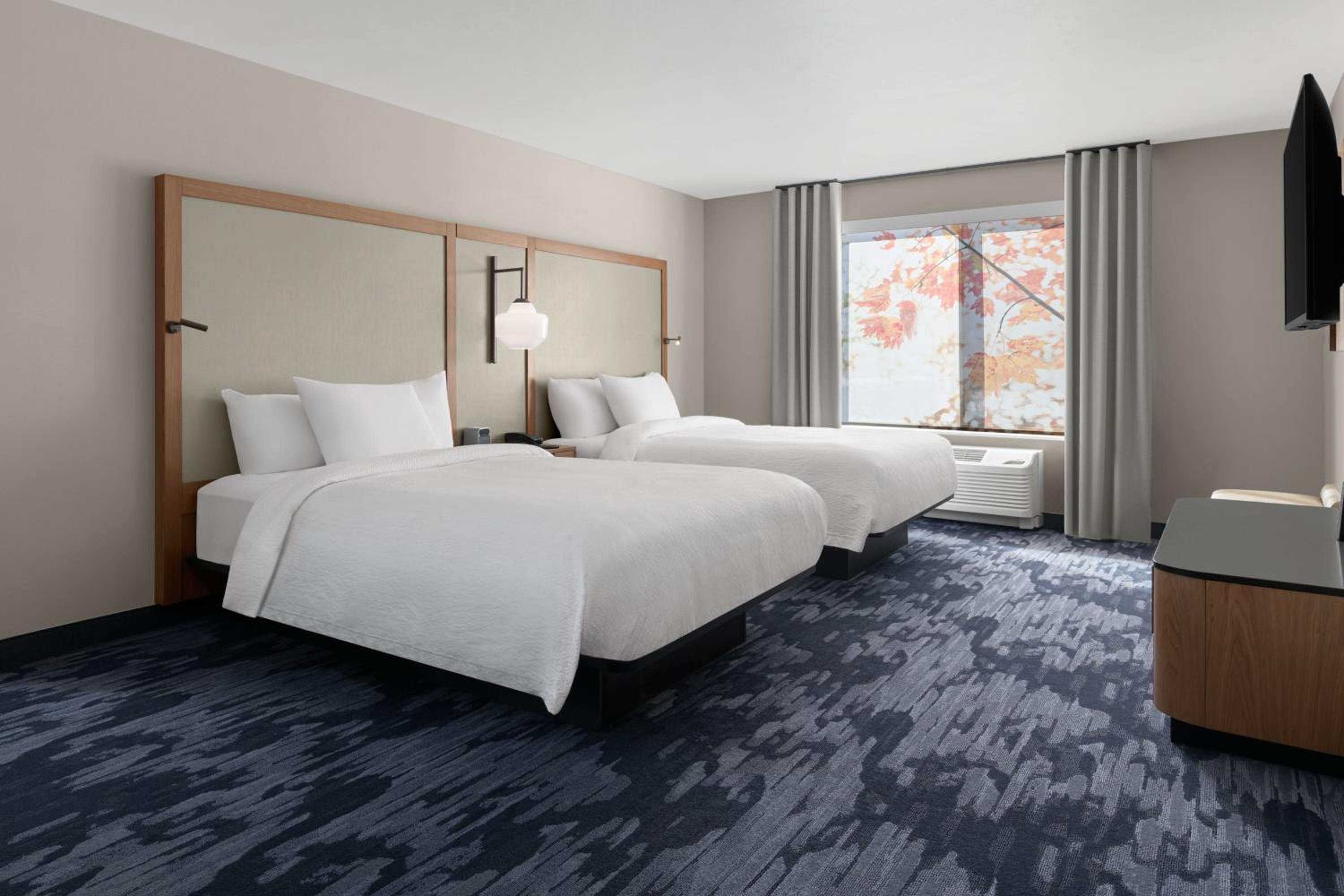 Standard Queen Room with Two Queen Beds and Adapted Tub - Mobility Accessible - Photo 2