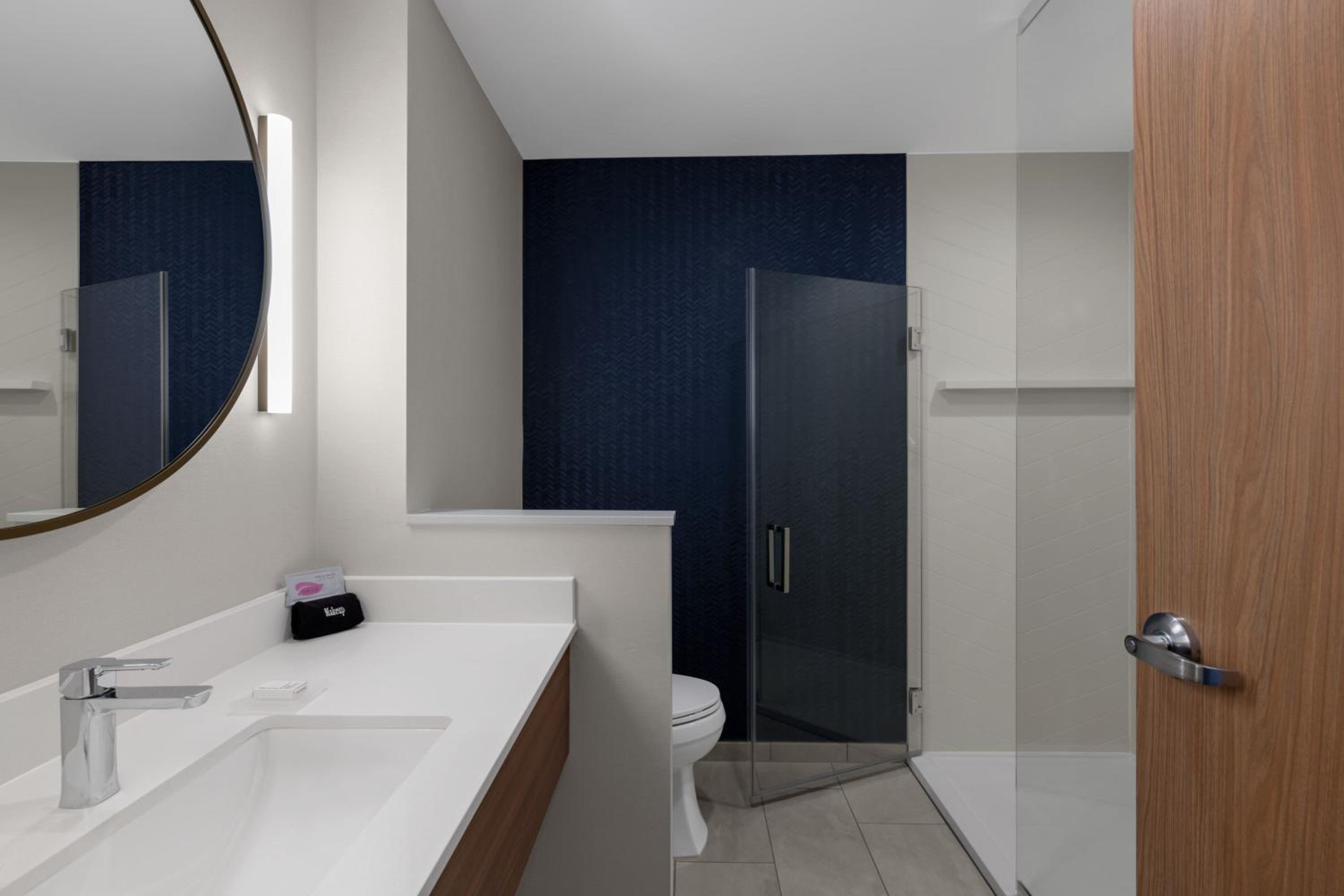 Standard King Room - Photo 5