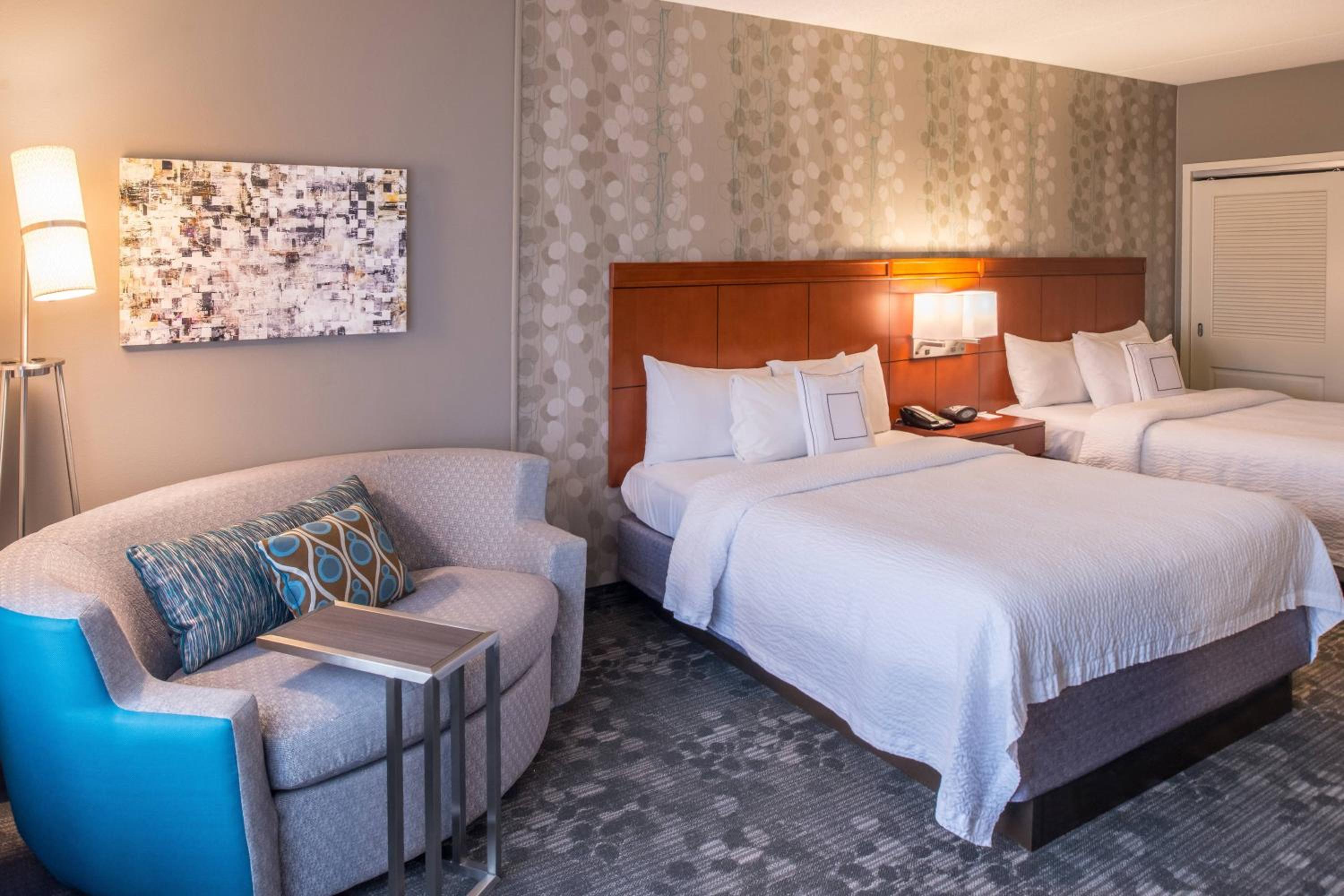 Queen Room with Two Queen Beds - Photo 3