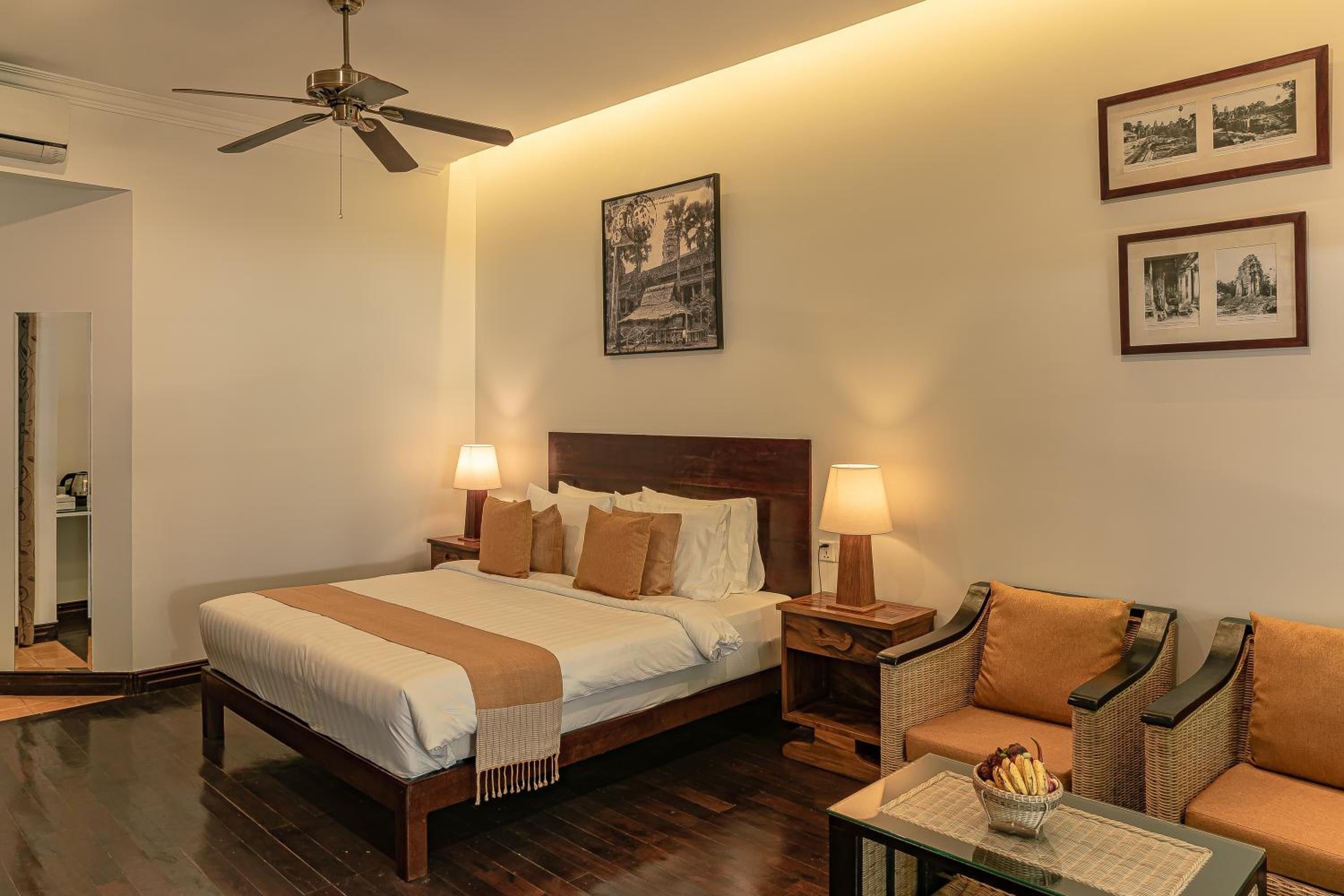 Deluxe Double Room with Balcony - Photo 27