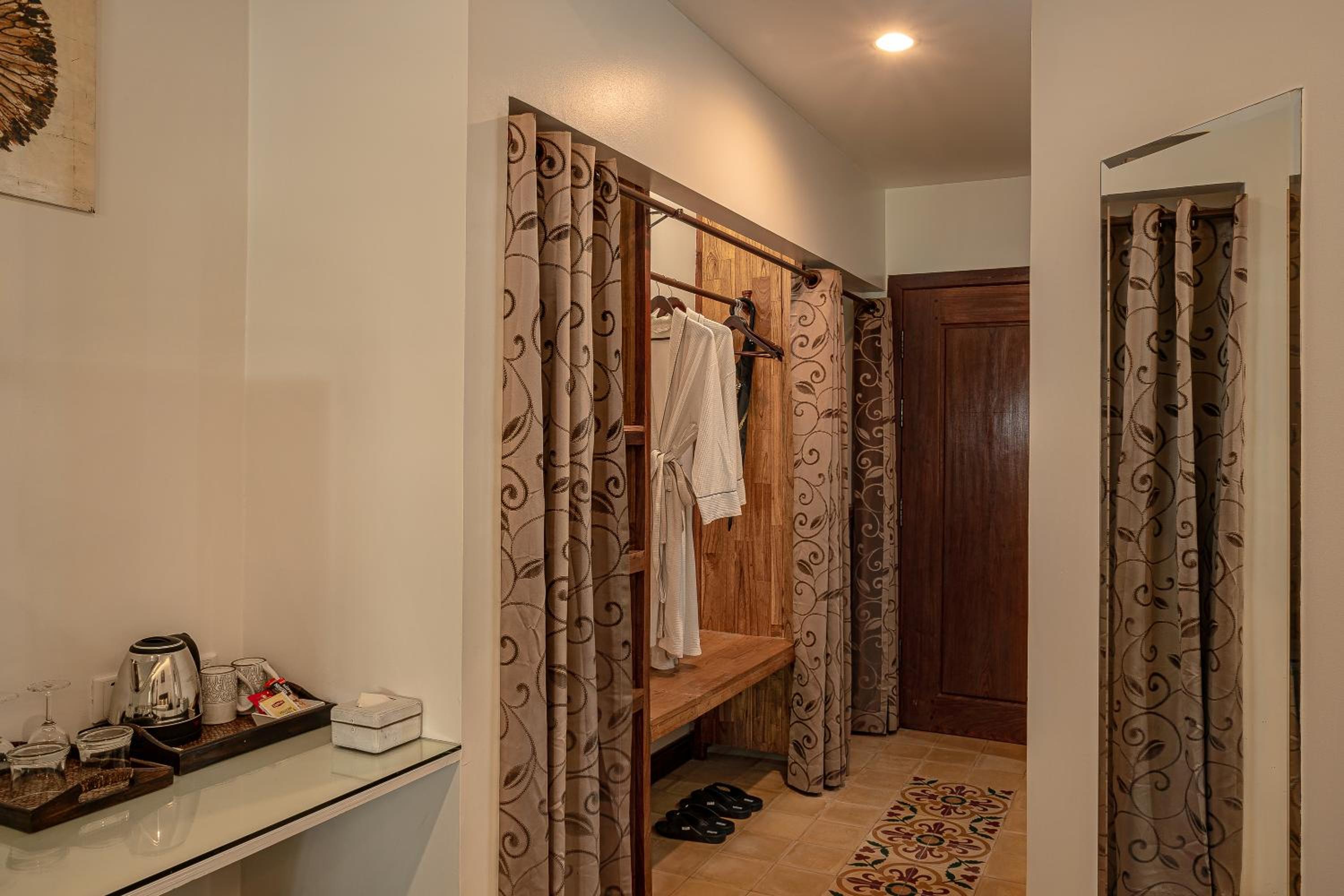 Deluxe Double Room with Balcony - Photo 26