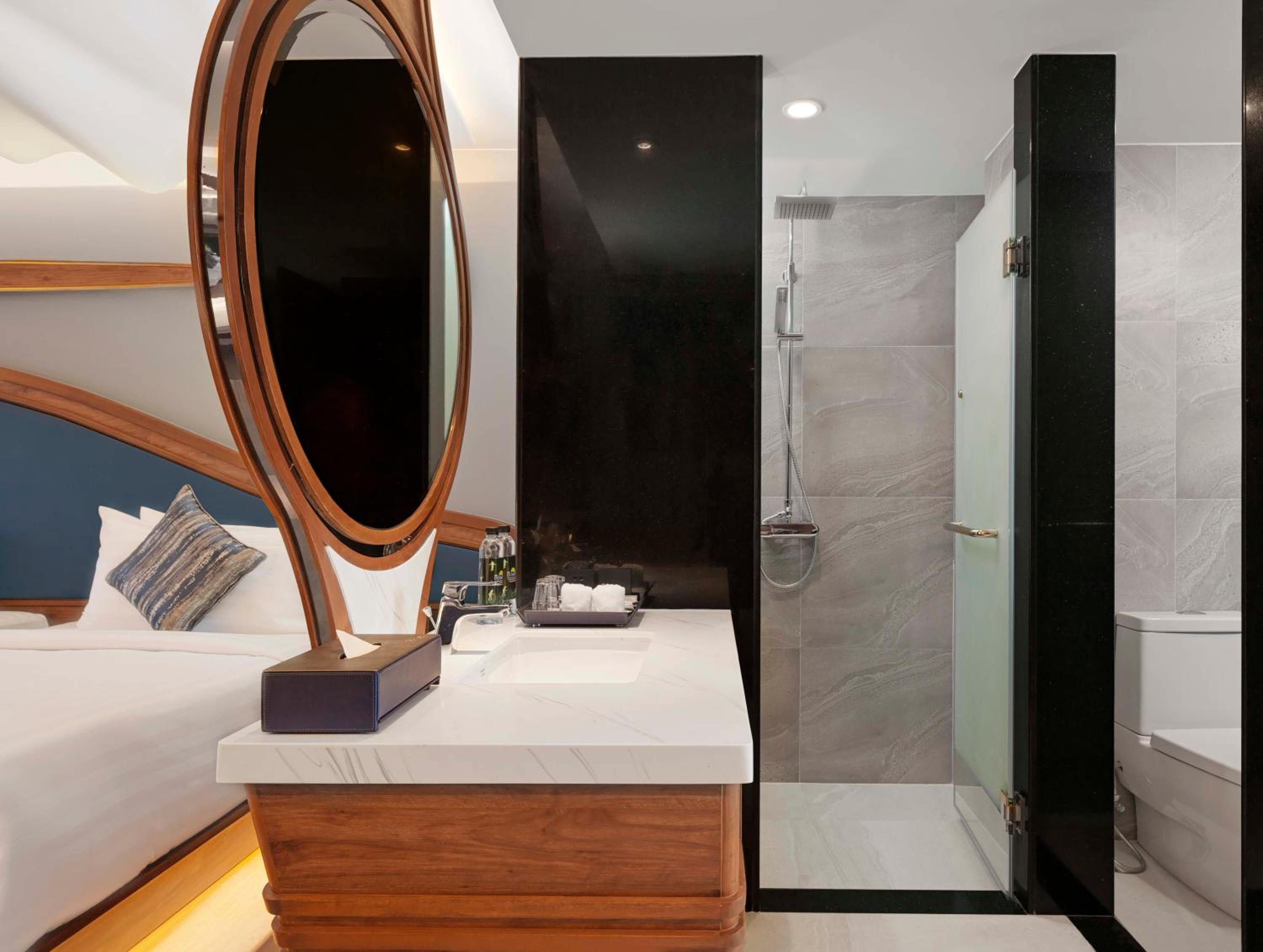 Deluxe King Room - Photo 2