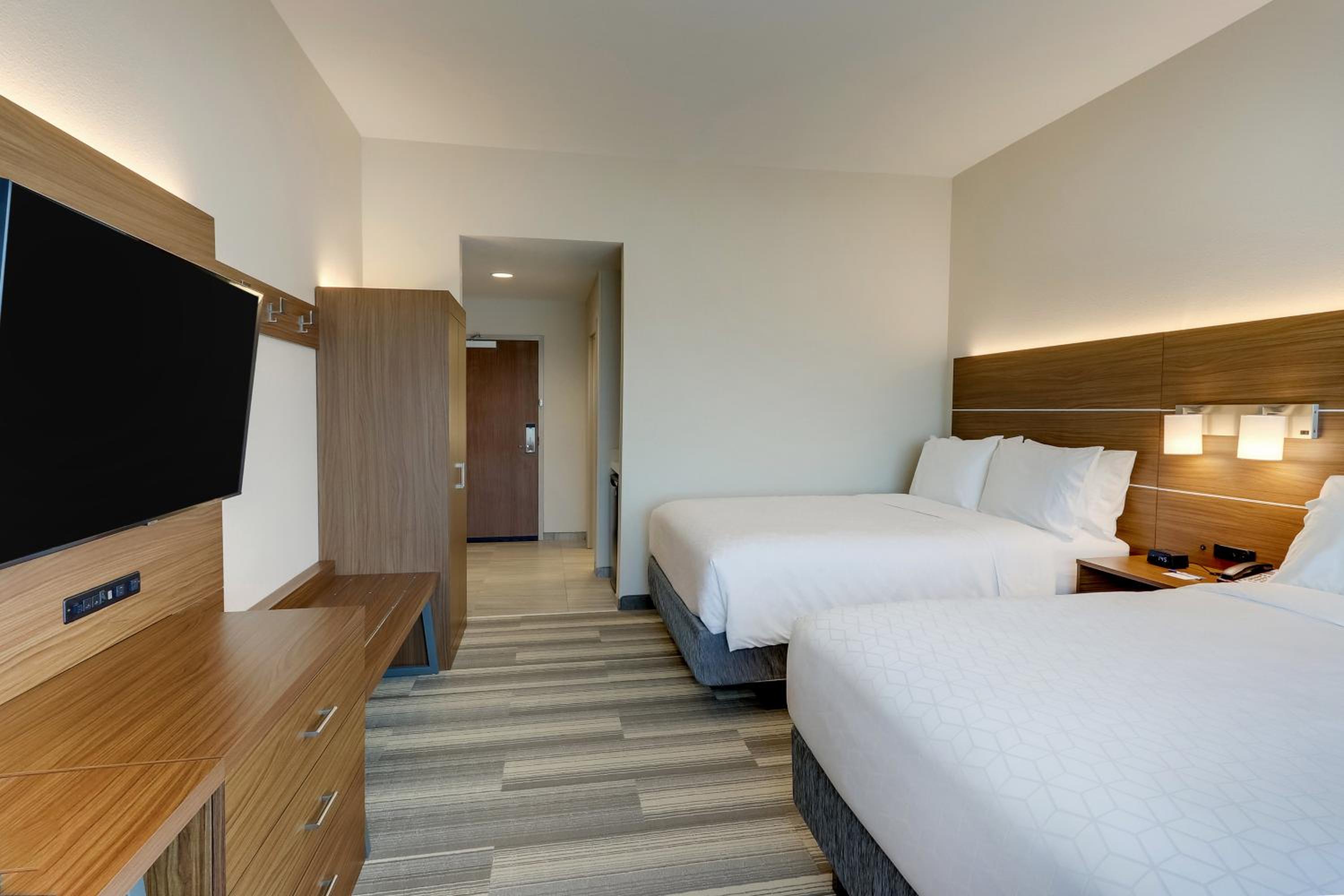 Standard Queen Room with Two Queen Beds - Photo 11