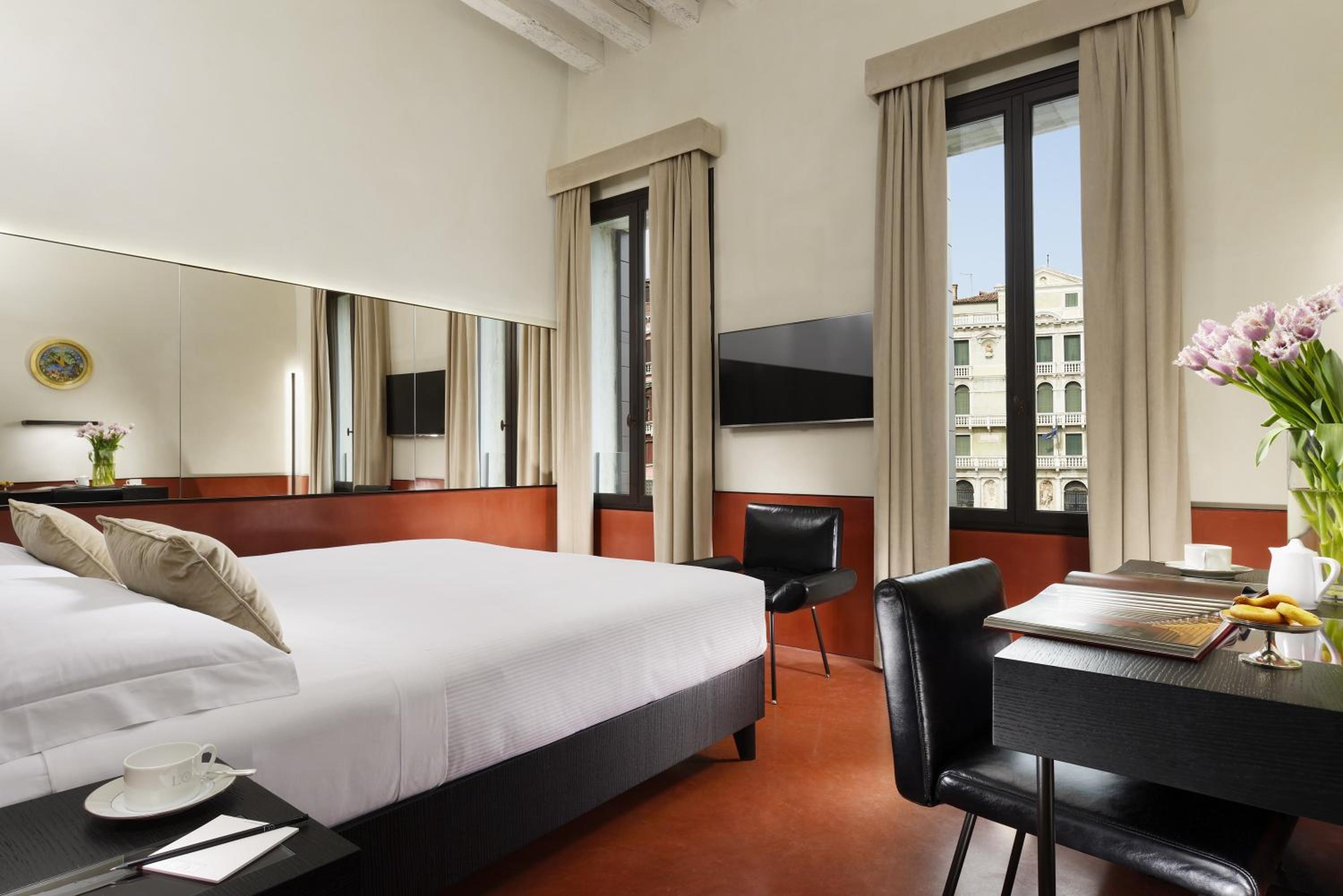 Deluxe Double Room with Canal View photo 1