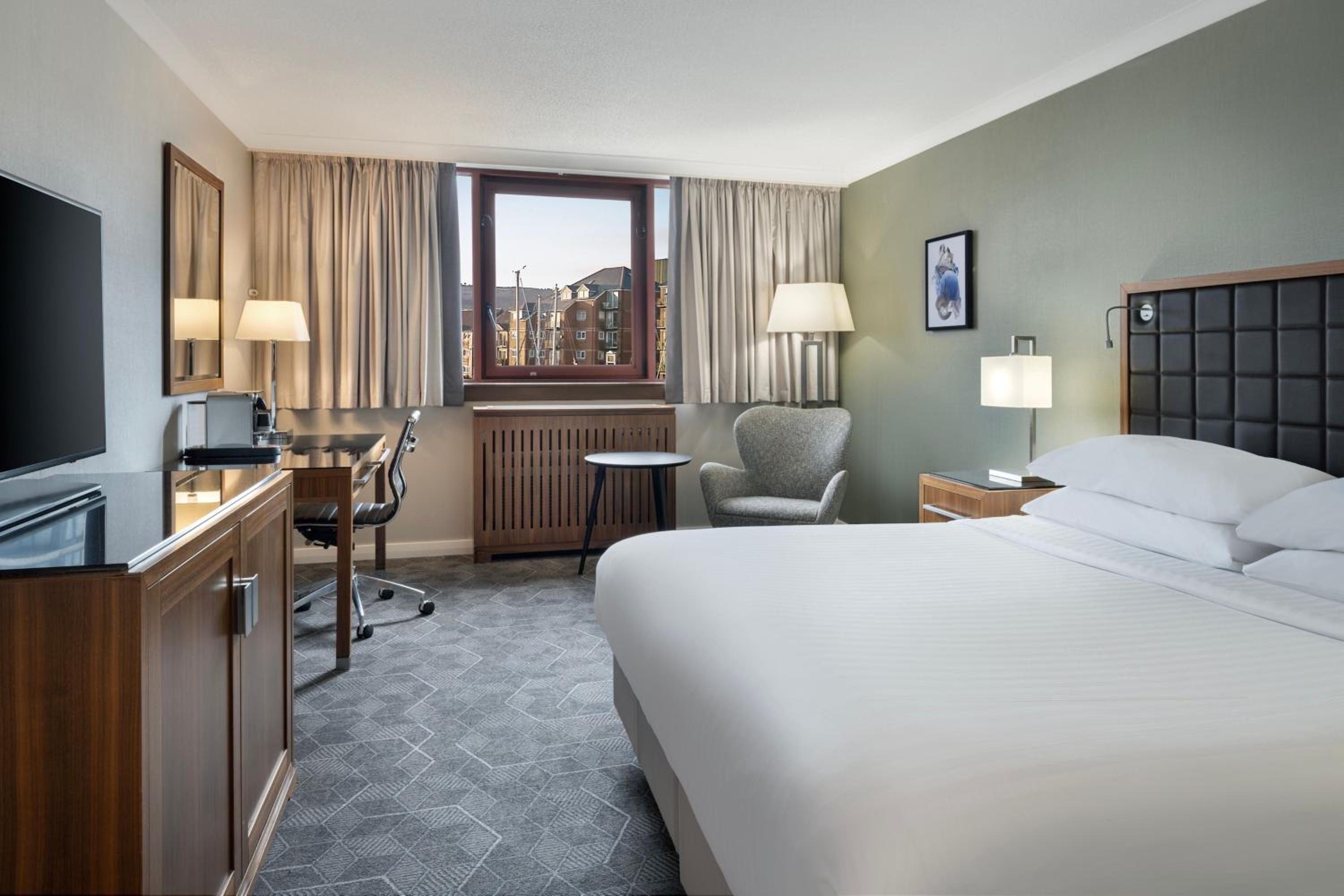 Superior King Room with Marina View - Photo 1