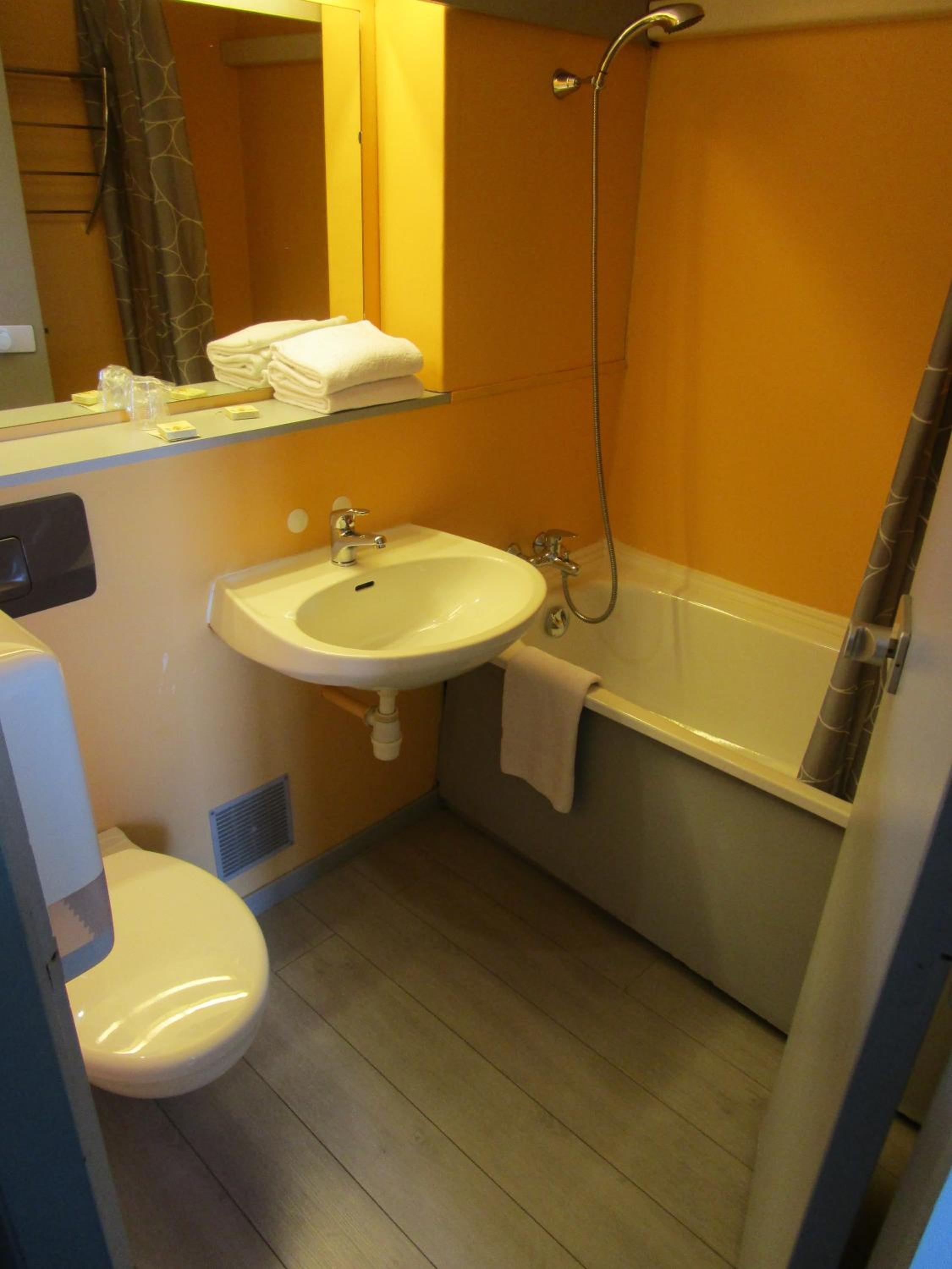Economic Twin Room - Photo 2