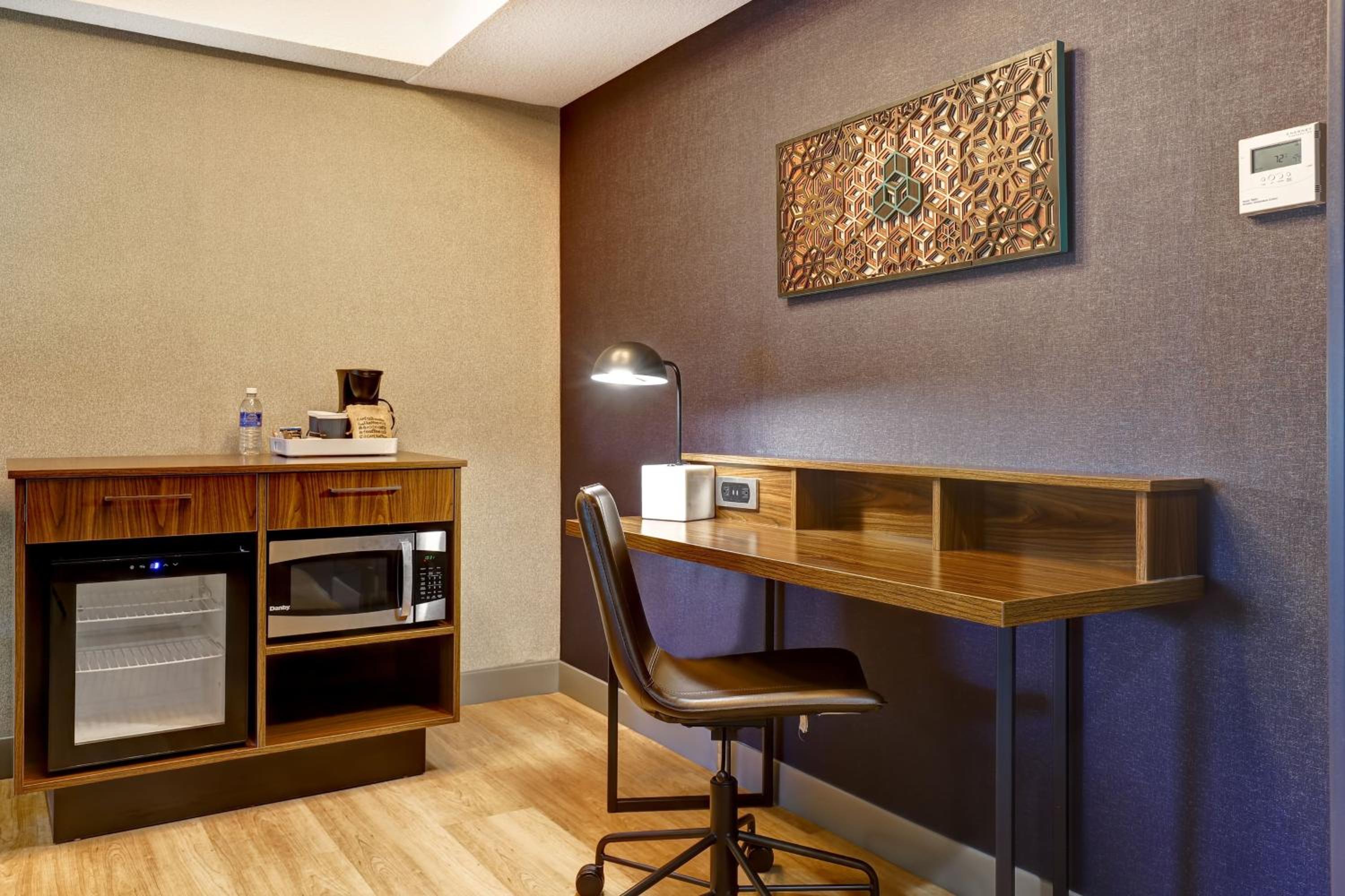 Larger Suite, 1 King, Sofa bed - Photo 6