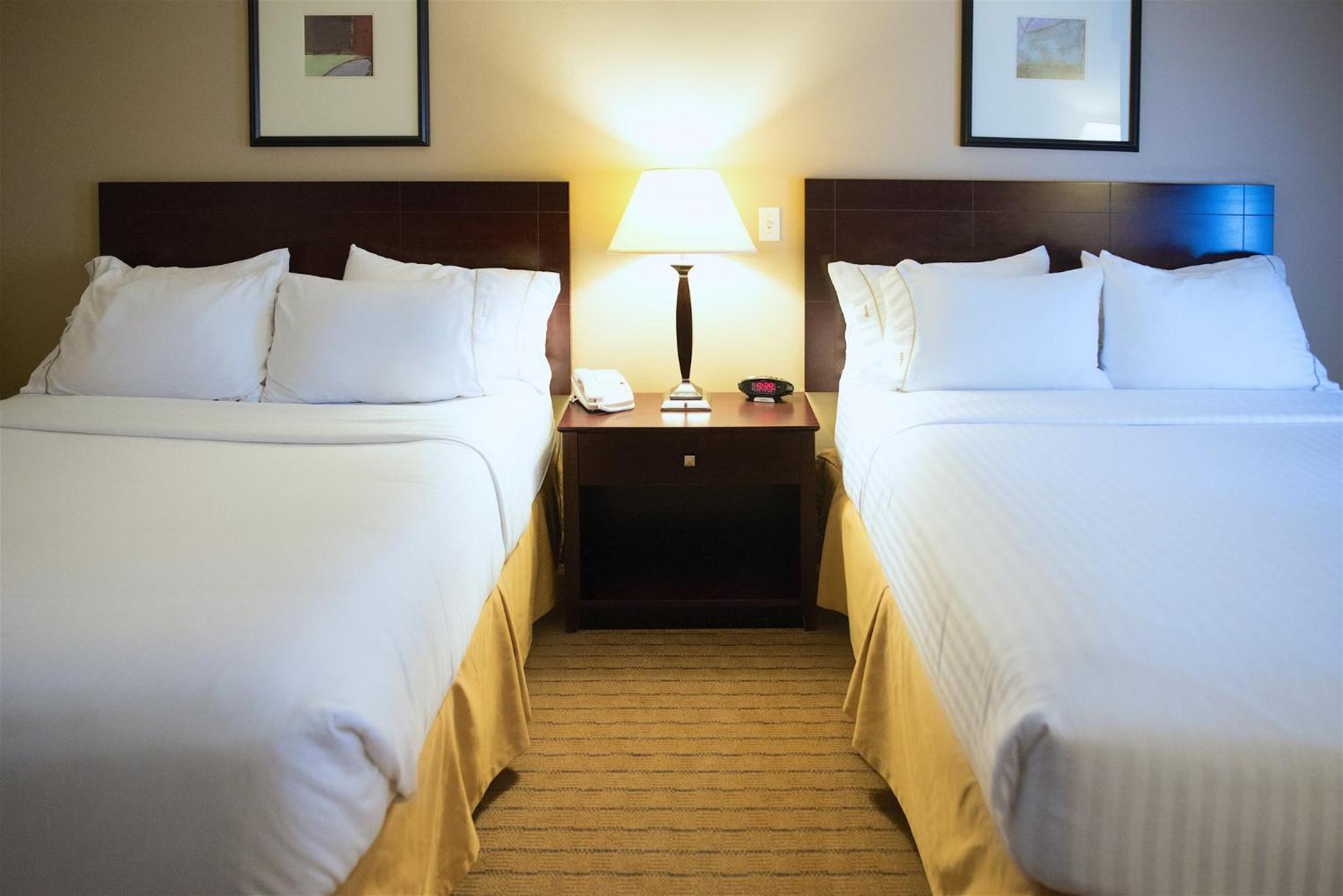 Standard Room with Two Queen Beds - Photo 4