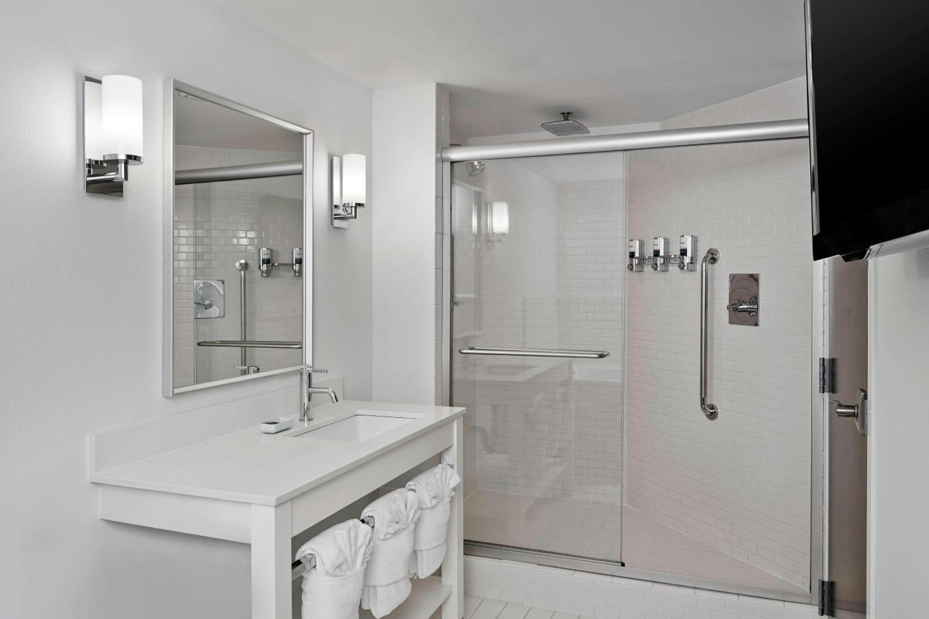 Suite, 1 King, City view, Corner room, Whirlpool photo 2