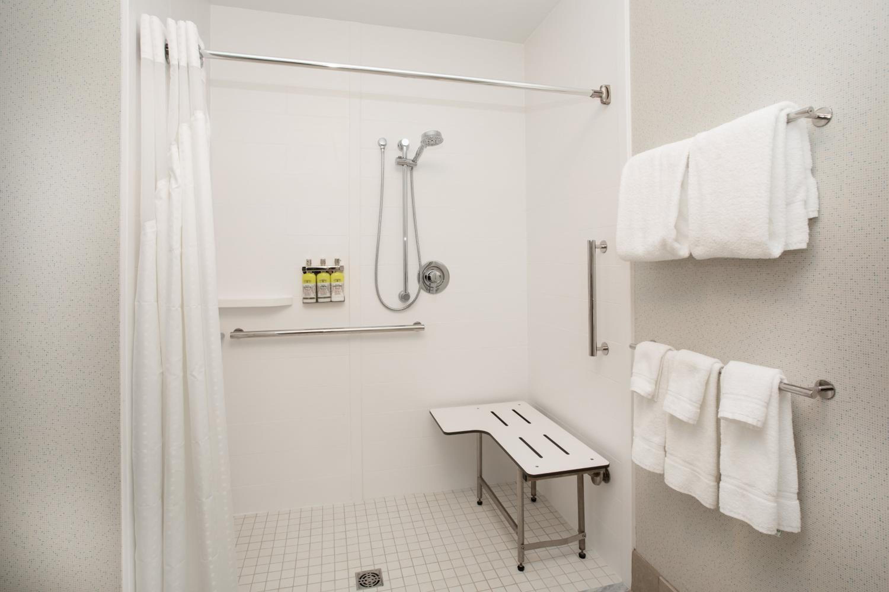 King Room with Roll-In Shower - Mobility Access photo 3