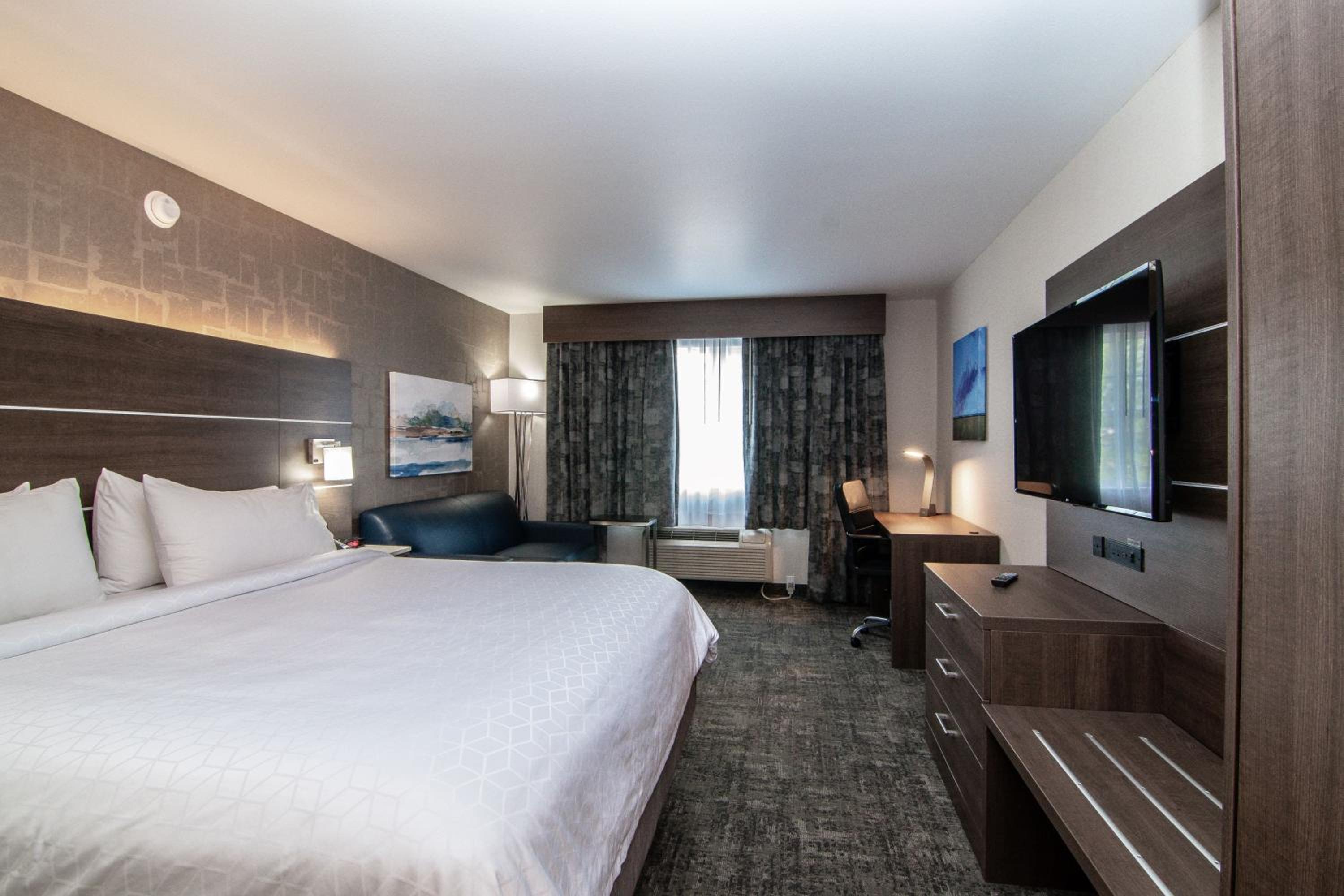 Standard King Room with Sofa Bed - Photo 5