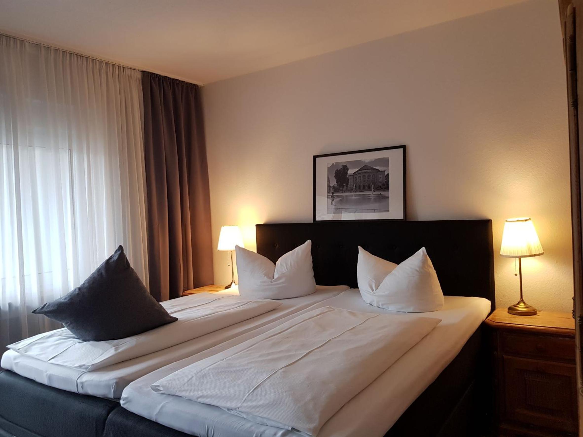 Double Room with Extra Bed and Balcony - Photo 12