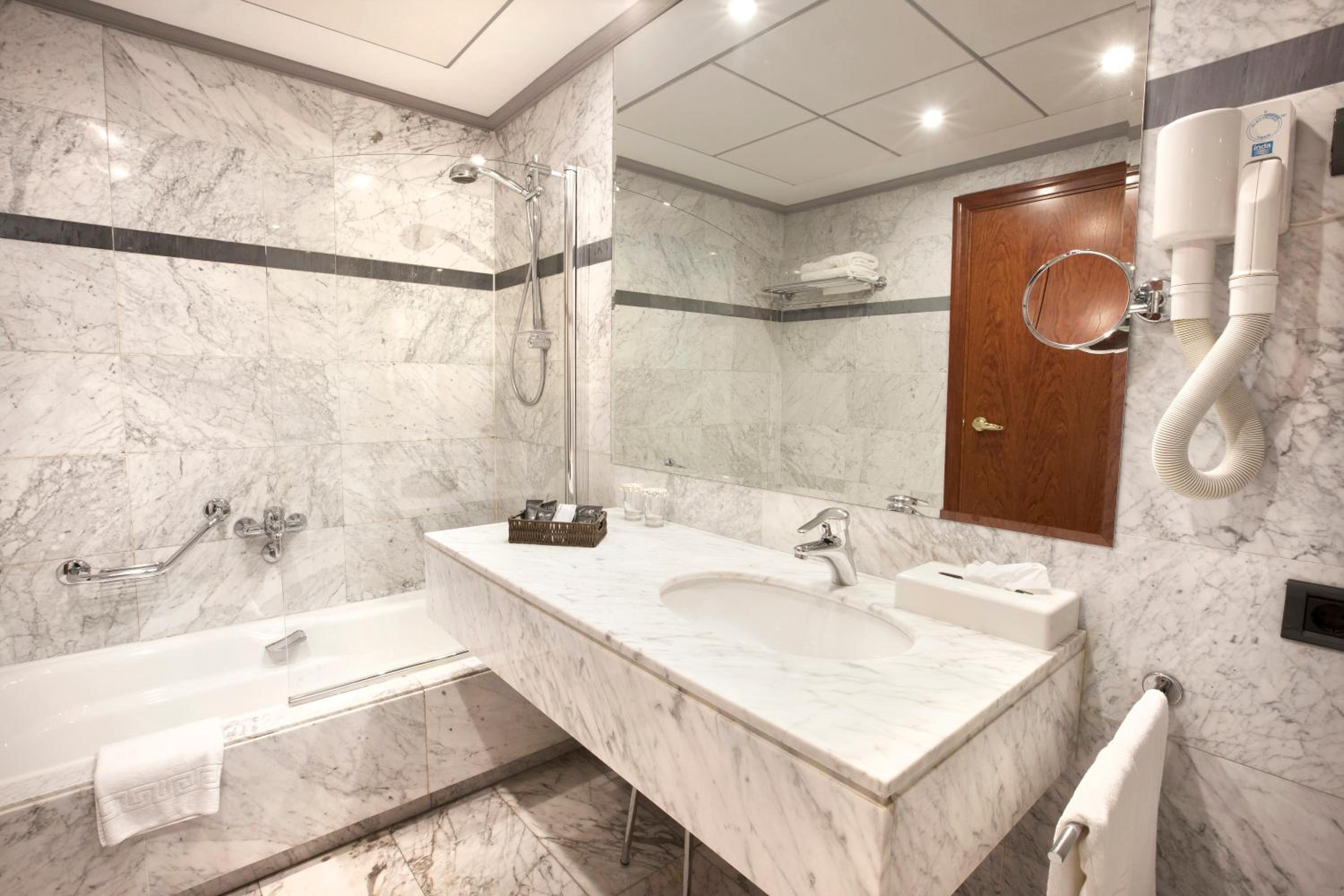 Double Room (1 - 2 Adults) - Photo 2